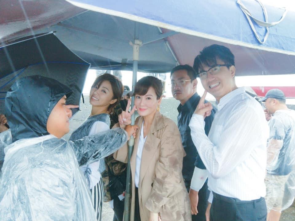 邱琦雯(左二)日前和王瞳、江俊翰、吳皓昇在海邊拍戲,一群人在雨中苦中作樂玩自拍。(艾迪昇傳播提供)