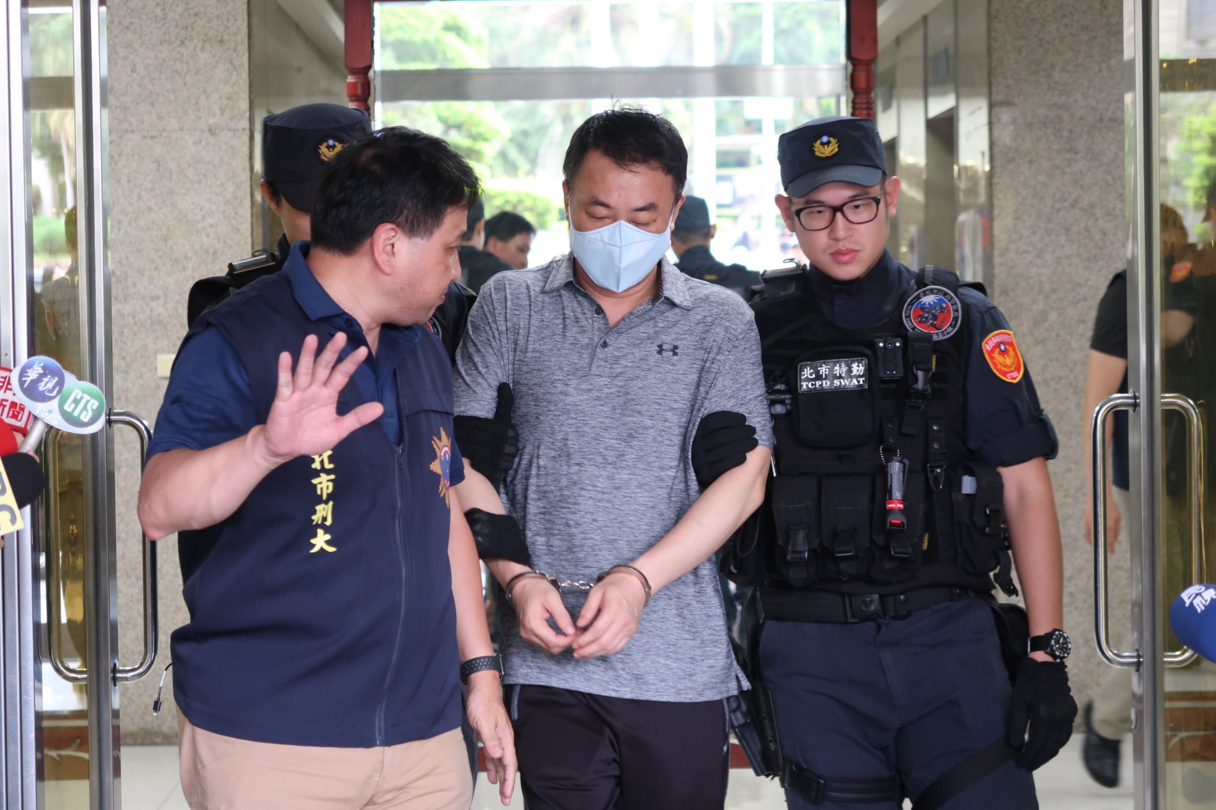 竹聯幫雷堂堂主張華茂2015年性侵女高職生，遭逮後棄保潛逃，30日下午在北市中山區落網。（翻攝畫面）