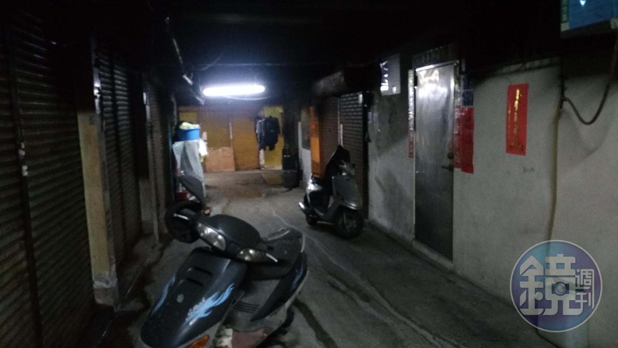 中英大樓內部陰暗,冷清,一二樓有人住,也有小商店,還打掃得乾淨,三樓以上像個廢墟。