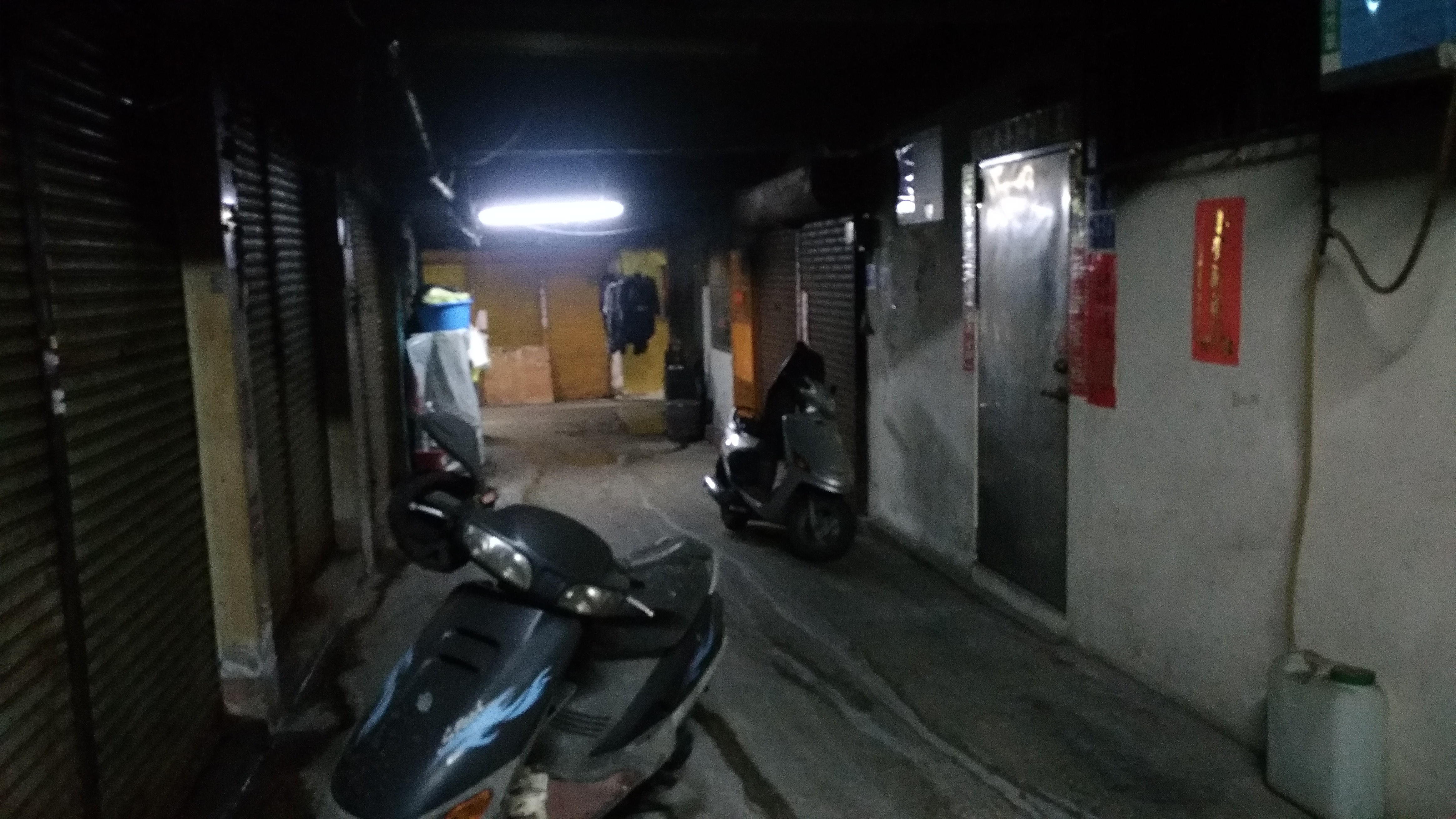 中英大樓內部陰暗，冷清，一二樓有人住，也有小商店，還打掃得乾淨，三樓以上像個廢墟。