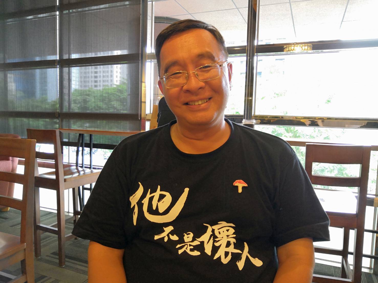 律師鄭懿瀛認為，大舉興訟只為一千多元訴訟利益，很難不讓外界做過多的聯想。