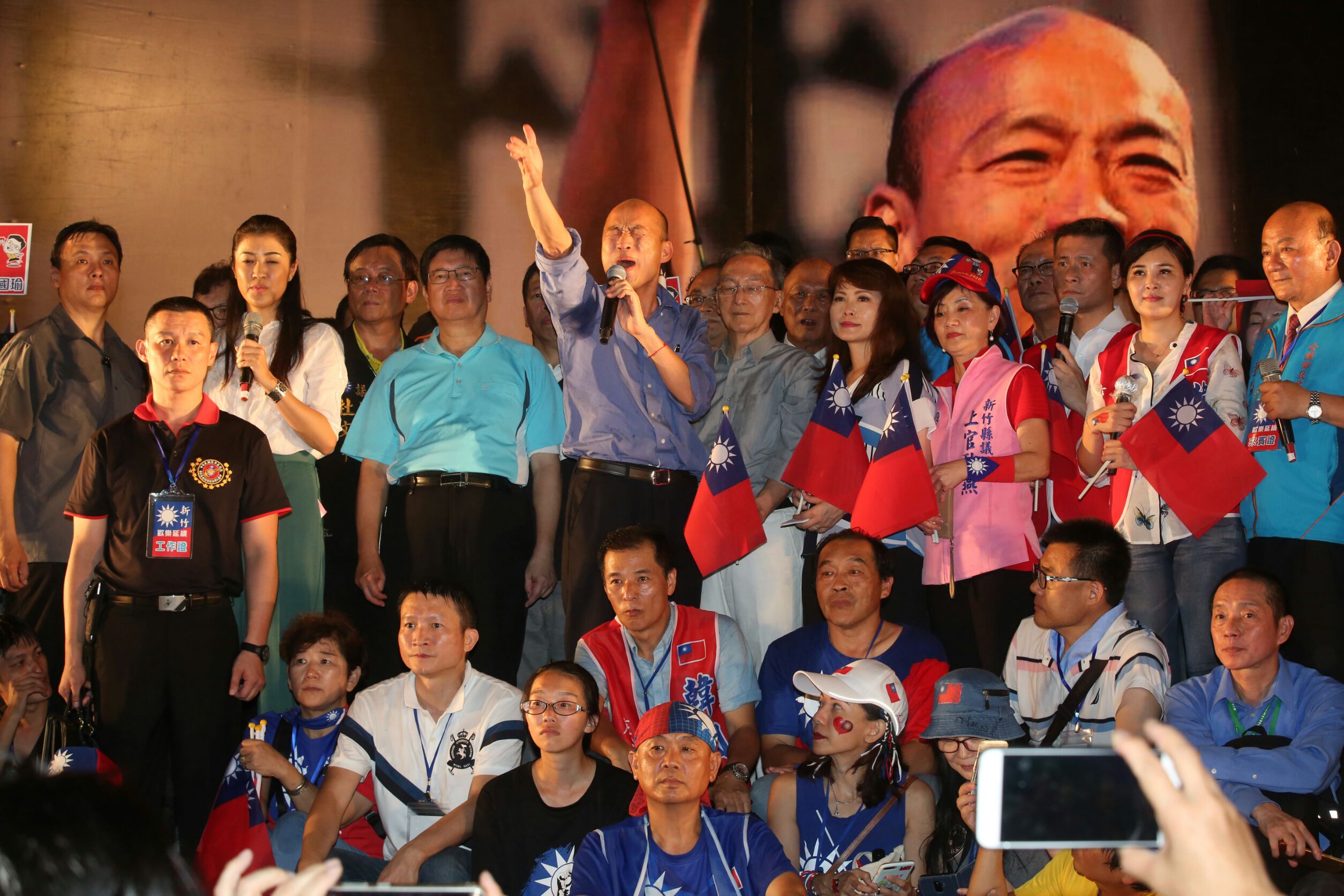 高雄市長韓國瑜今天在新竹舉行民調封關前造勢，號召支持者「決戰2020，贏回台灣」萬人造勢。