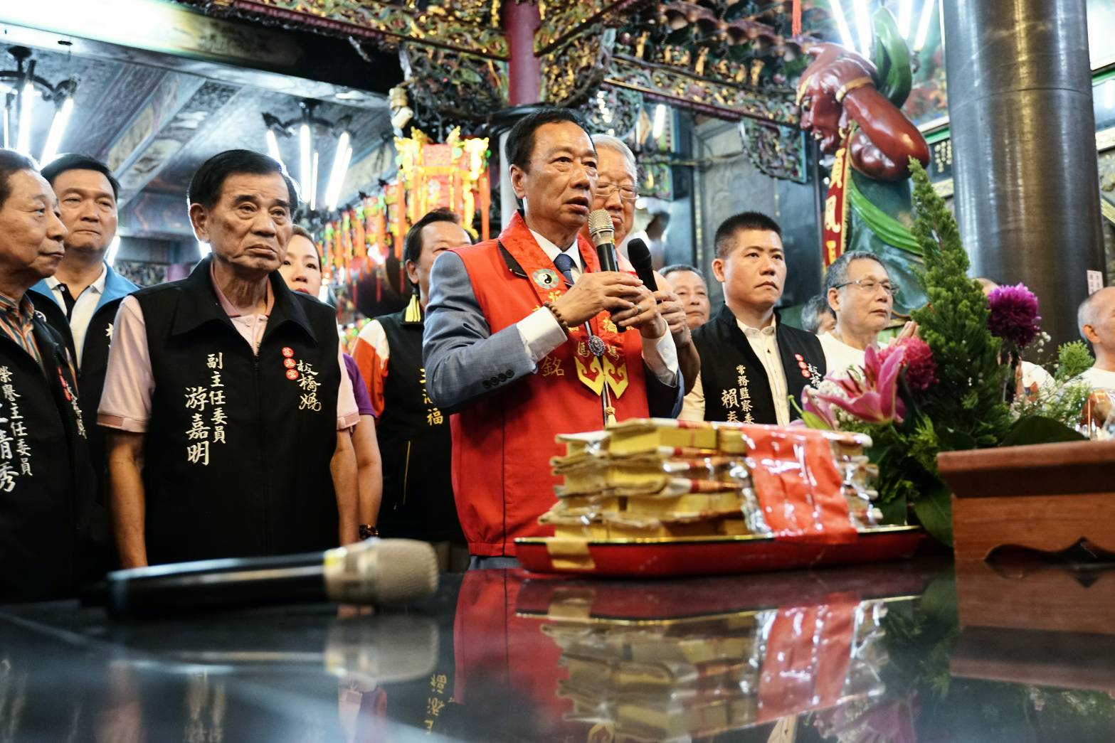 前往園遊會場地前，郭台銘前往板橋慈惠宮向媽祖參拜。（郭台銘競選辦公室提供）