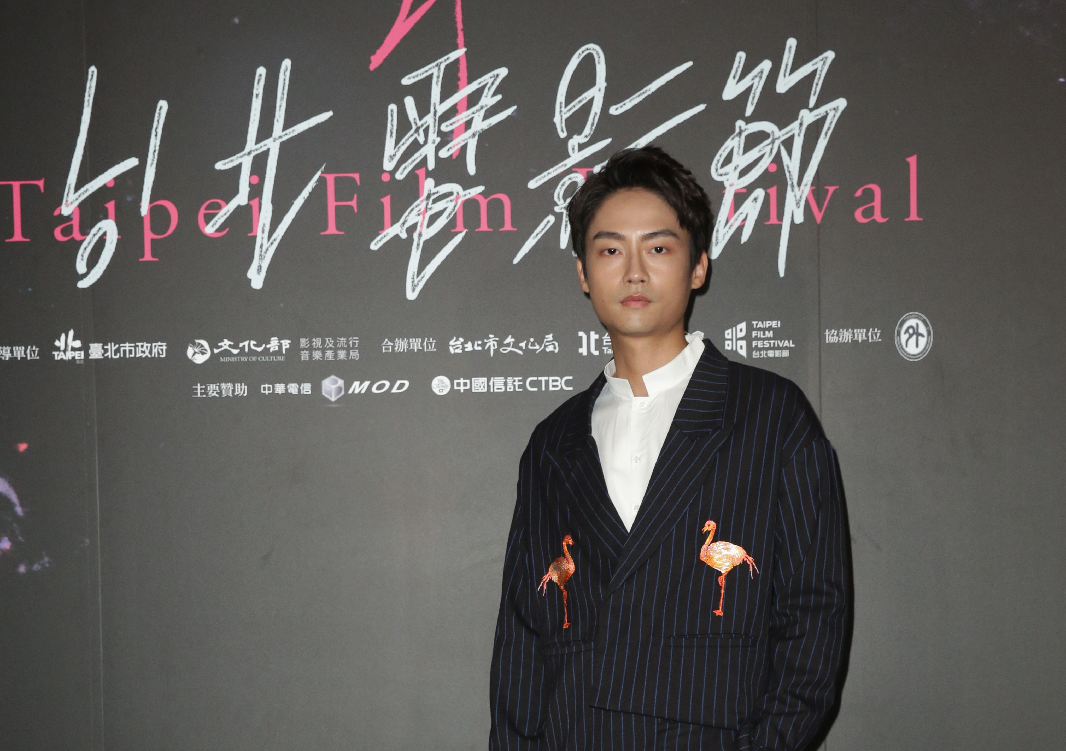 外號「大鶴」的林鶴軒外套上還有2隻鶴的圖案，服裝超搶鏡。而他在片中也一再被撞死，實拍鏡頭看起來很嚇人。