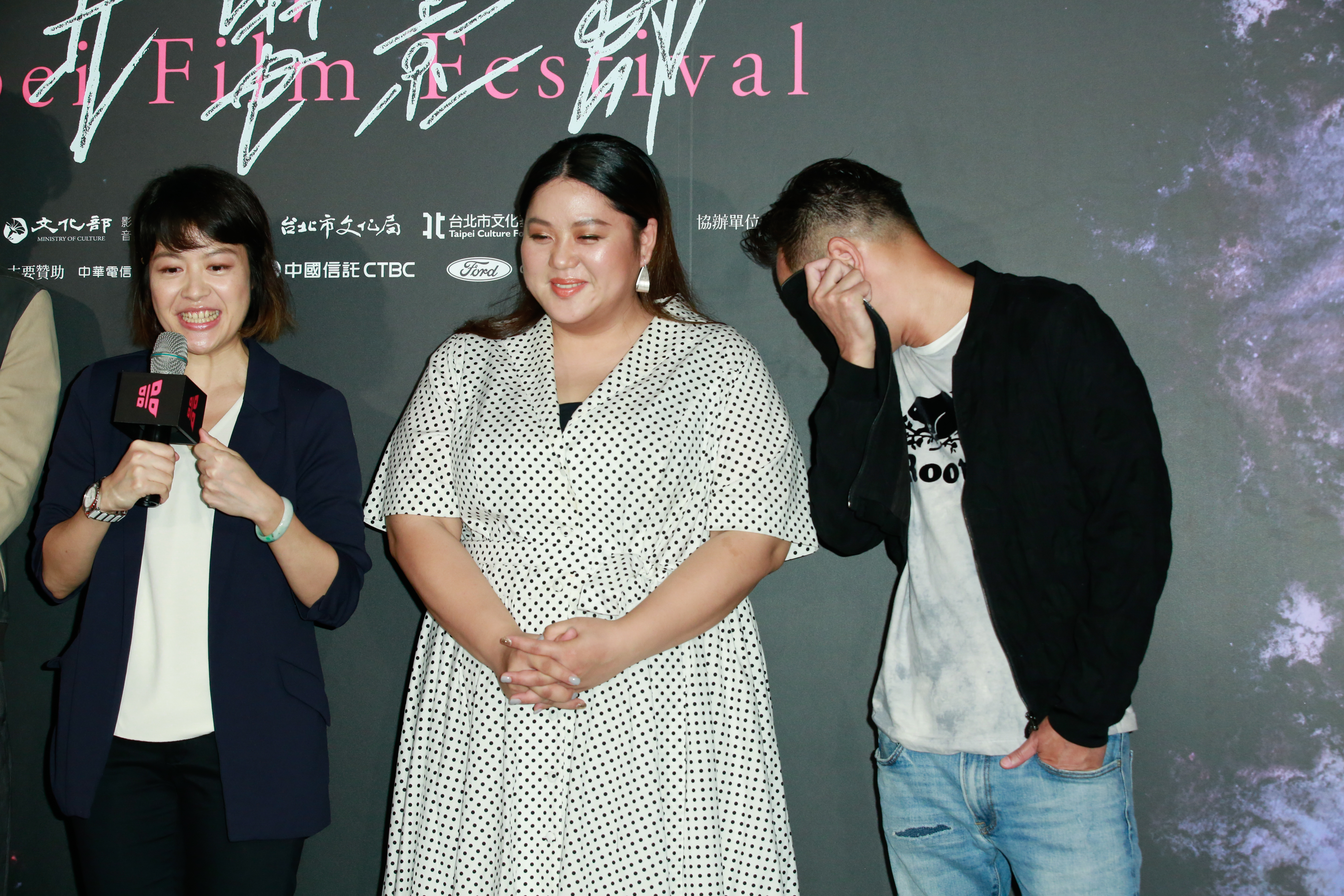 《大餓》在台北電影節舉辦首映，導演謝沛如（左起）、蔡嘉茵、還有這天拍照時挺High的謝祖武。