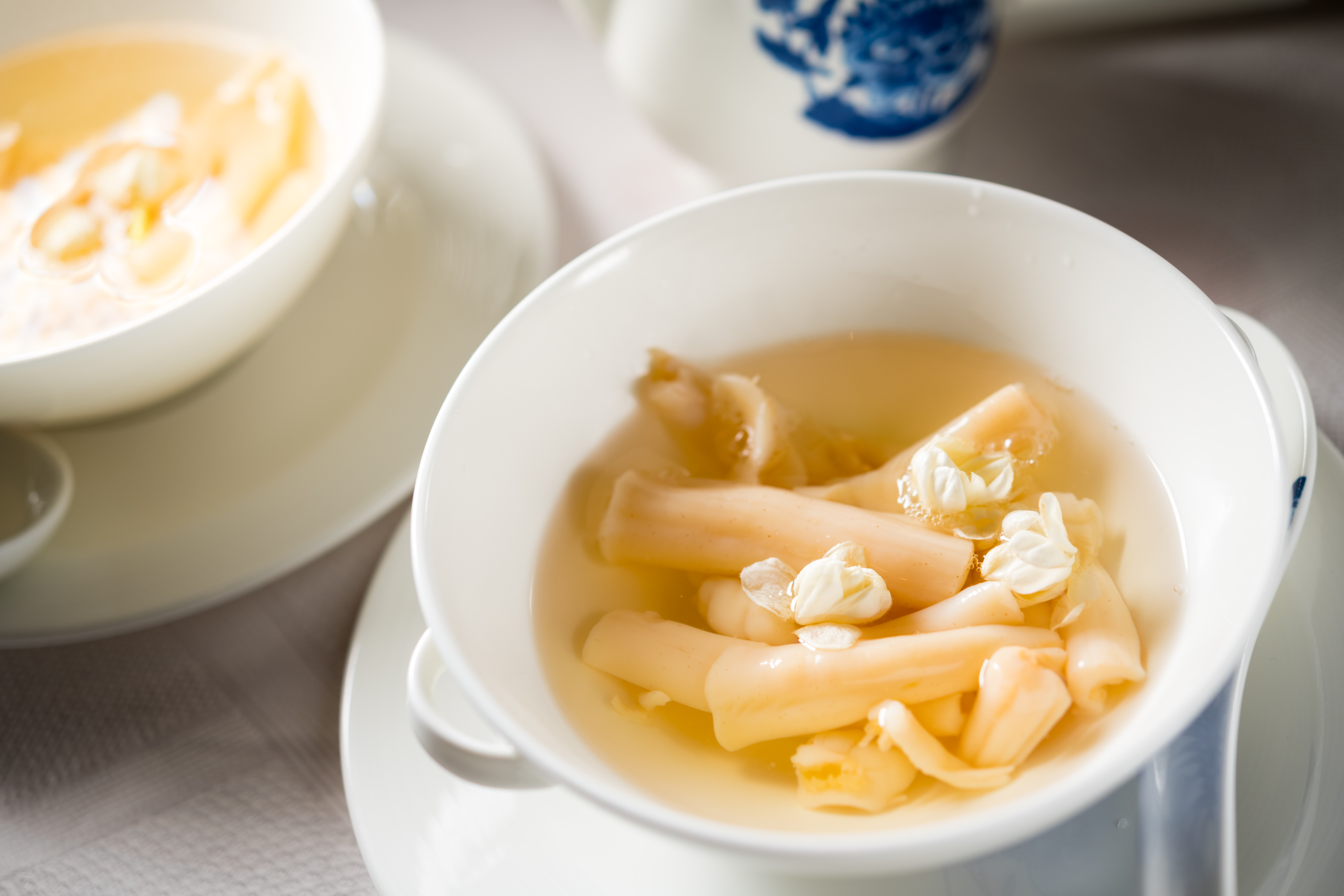 譚府菜清澈原湯是用文火將老母雞、老鴨、豬肘、元貝及金華火腿等食材熬煮超過8小時。