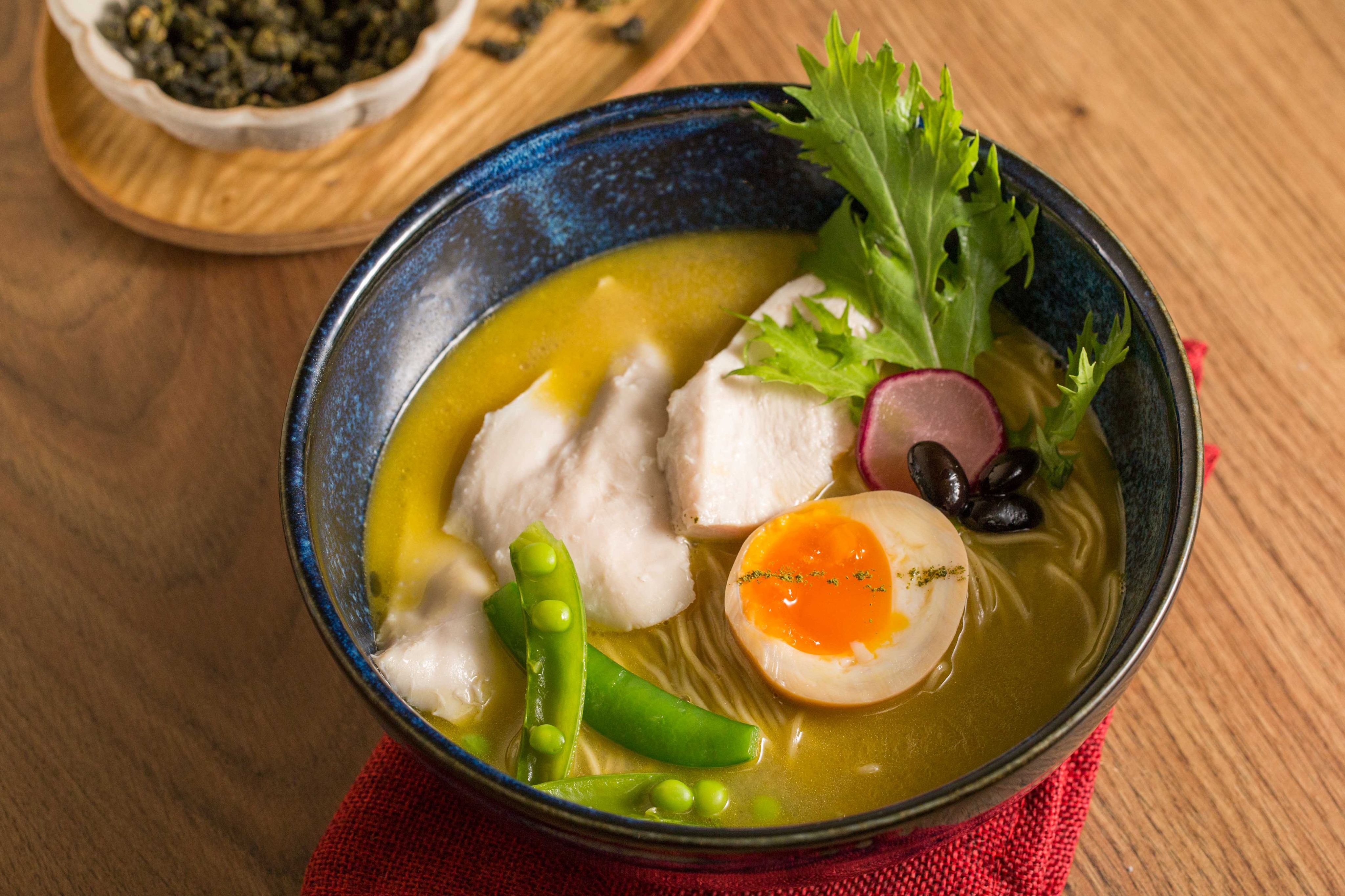 「阿里山茶香雞湯拉麵」交織奶香及茶香，最喜歡在嚼麵時湧出的微苦後韻。（220元／碗）