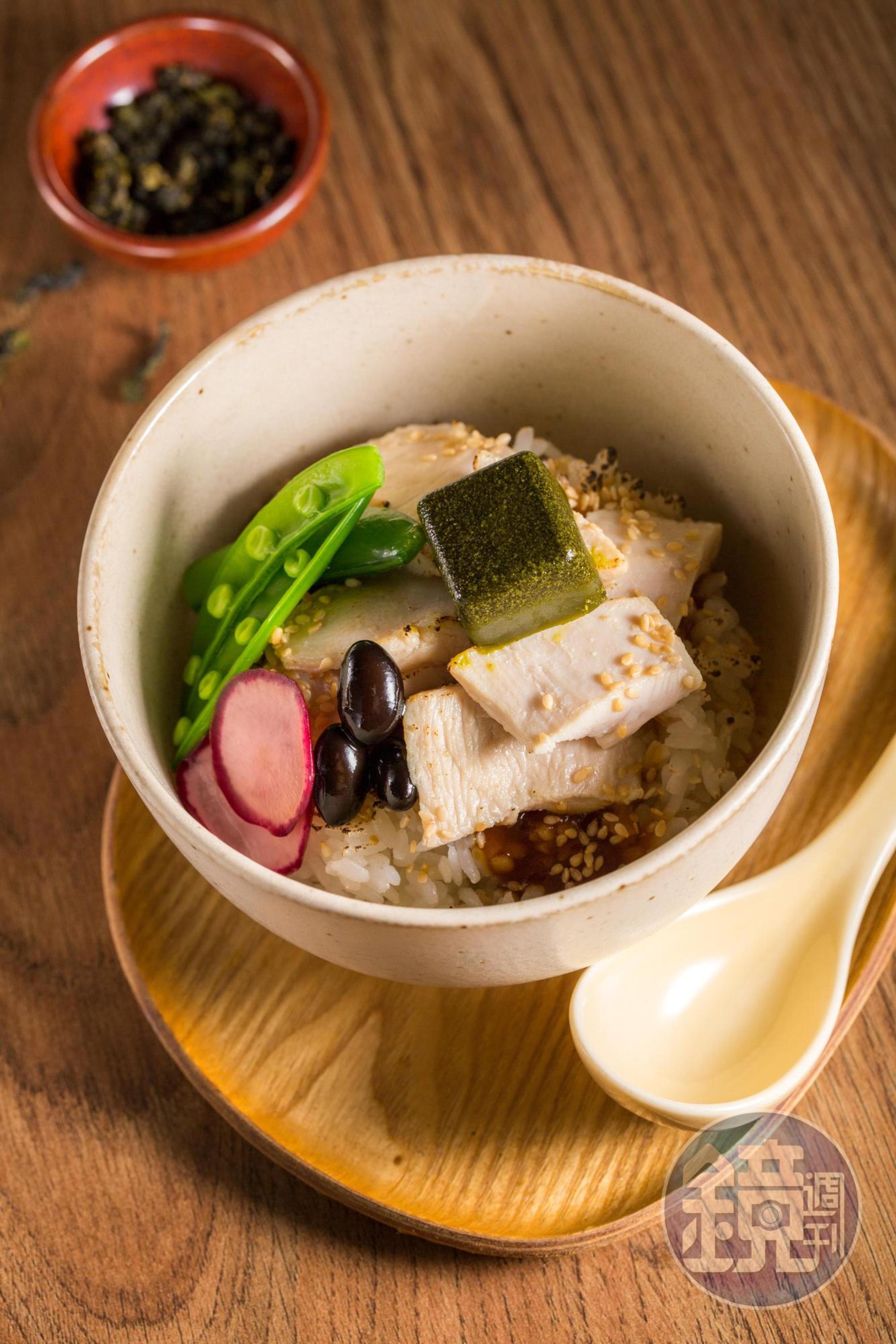 把「阿里山茶香雞叉燒飯」最上層的金萱茶香奶油拌勻，會在味噌照燒醬中透出清新茶香。（80元／碗）