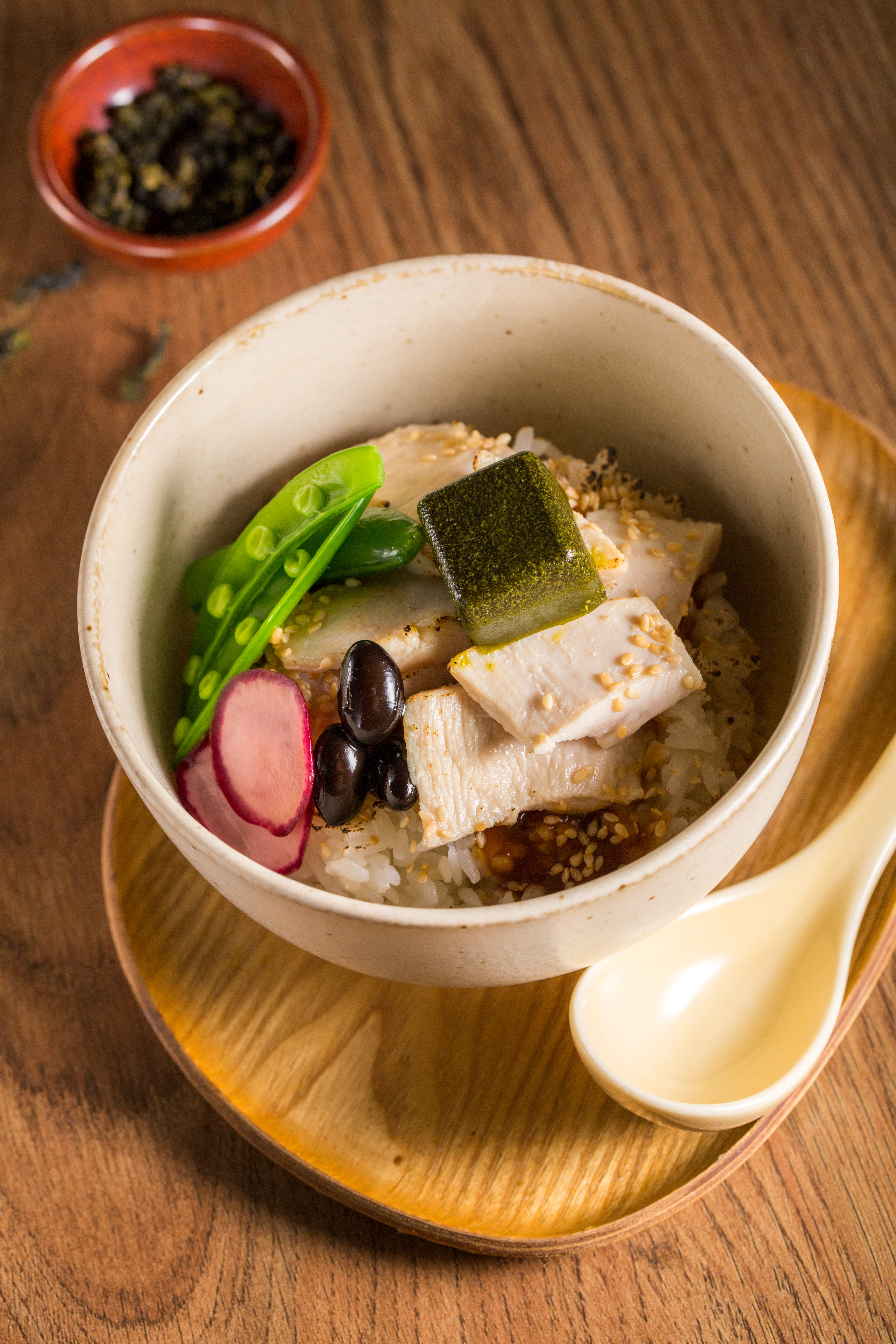 把「阿里山茶香雞叉燒飯」最上層的金萱茶香奶油拌勻,會在味噌照燒醬中透出清新茶香。(80元/碗)