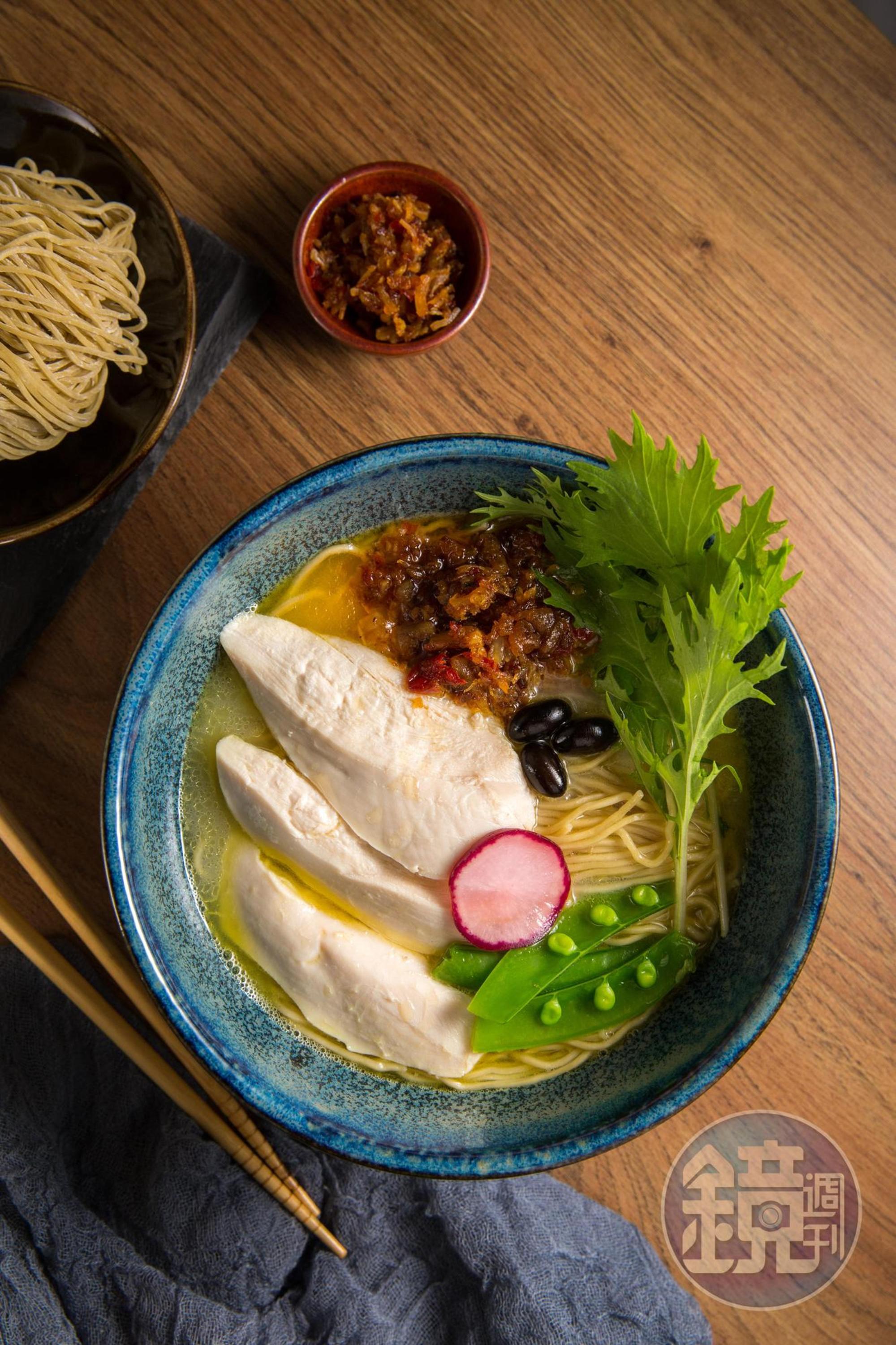 「海味嚴選雞湯拉麵」加入XO醬，微辣程度在夏天吃正爽快。（220元／碗）