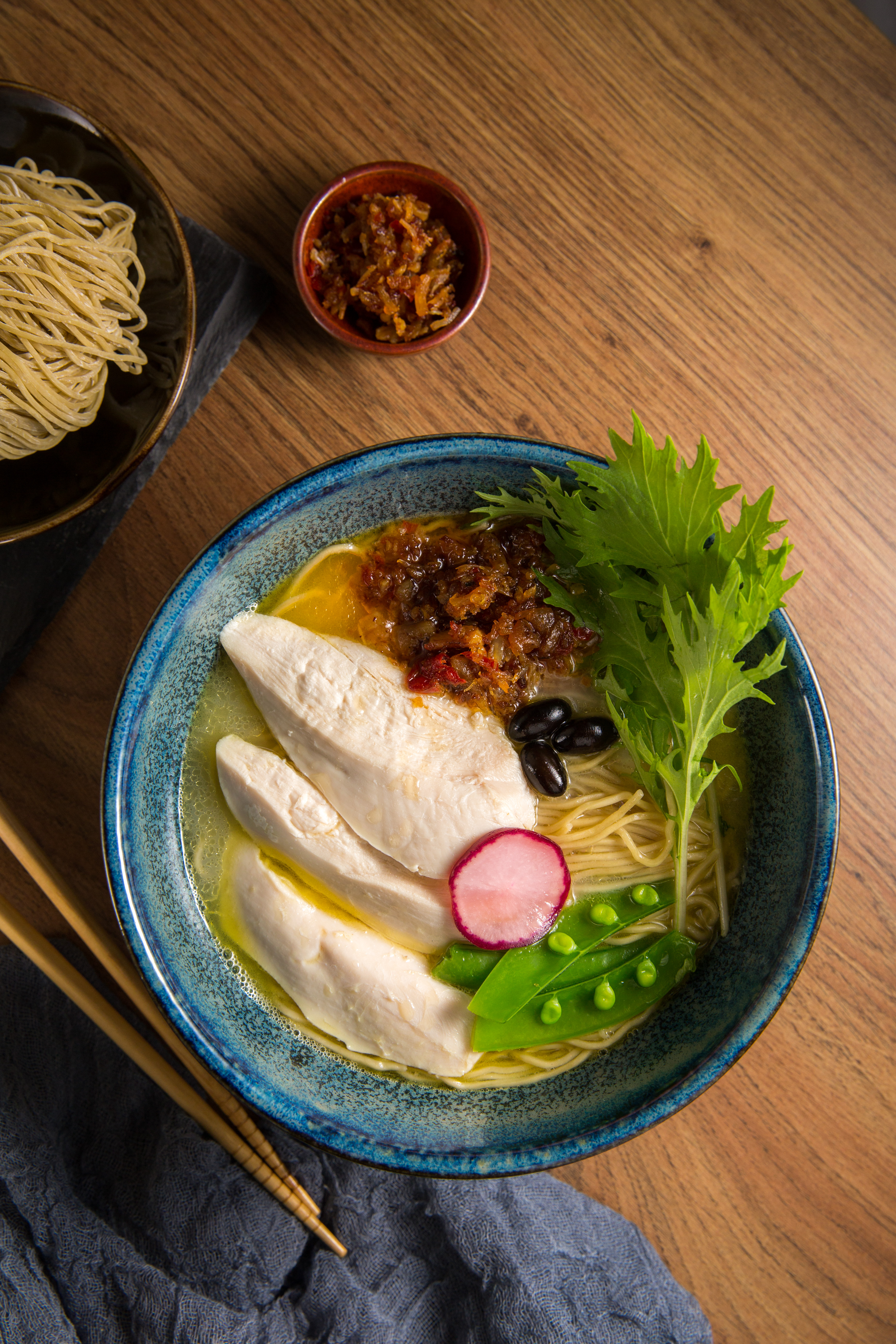 「海味嚴選雞湯拉麵」加入XO醬,微辣程度在夏天吃正爽快。(220元/碗)