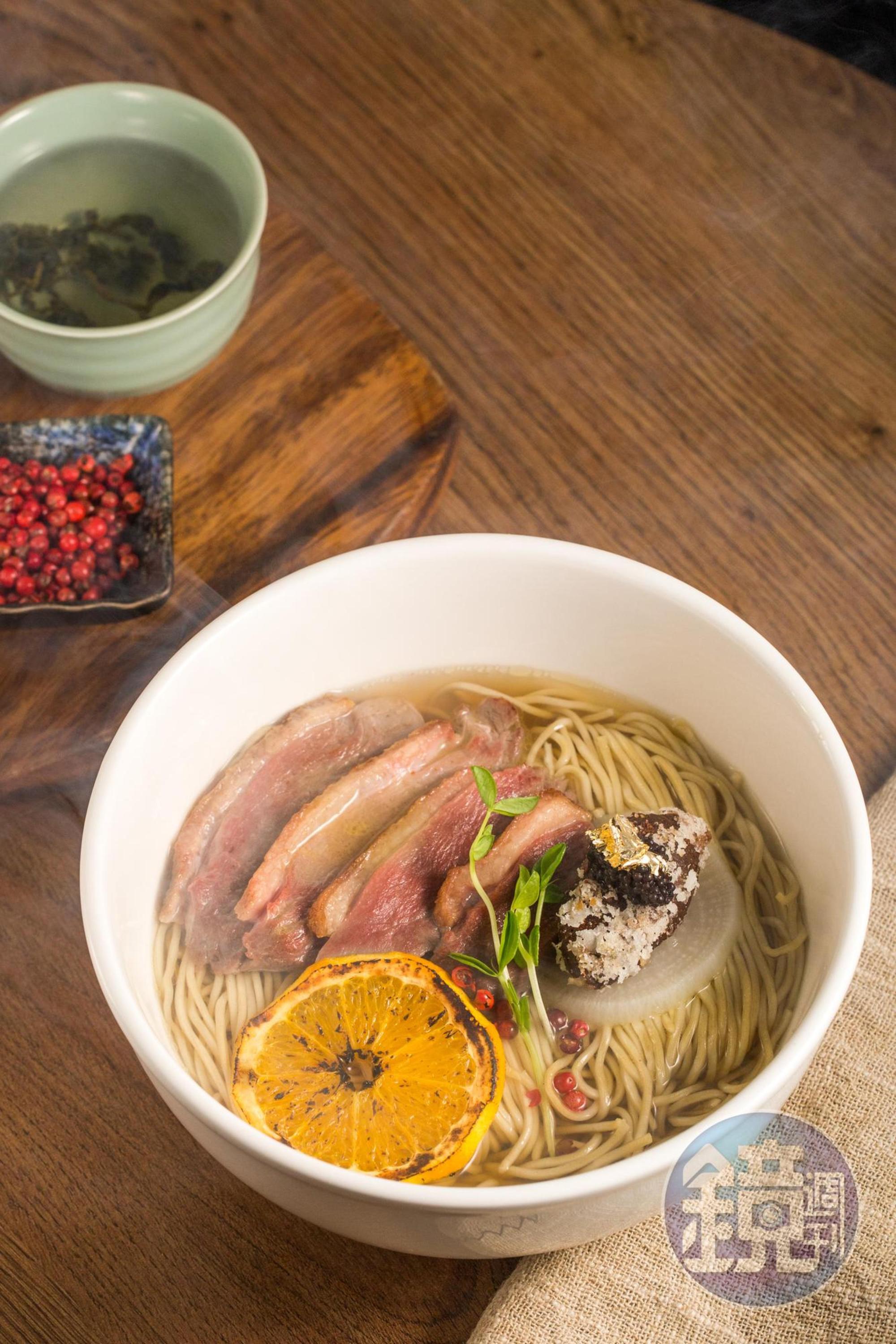 最新口味「沐夏」，發想自法式香橙鴨，配料有魚子醬、炸鴨肝丸，是一碗絕對不會無聊的拉麵。（300元／碗，可加20元選擇煙燻口味。）