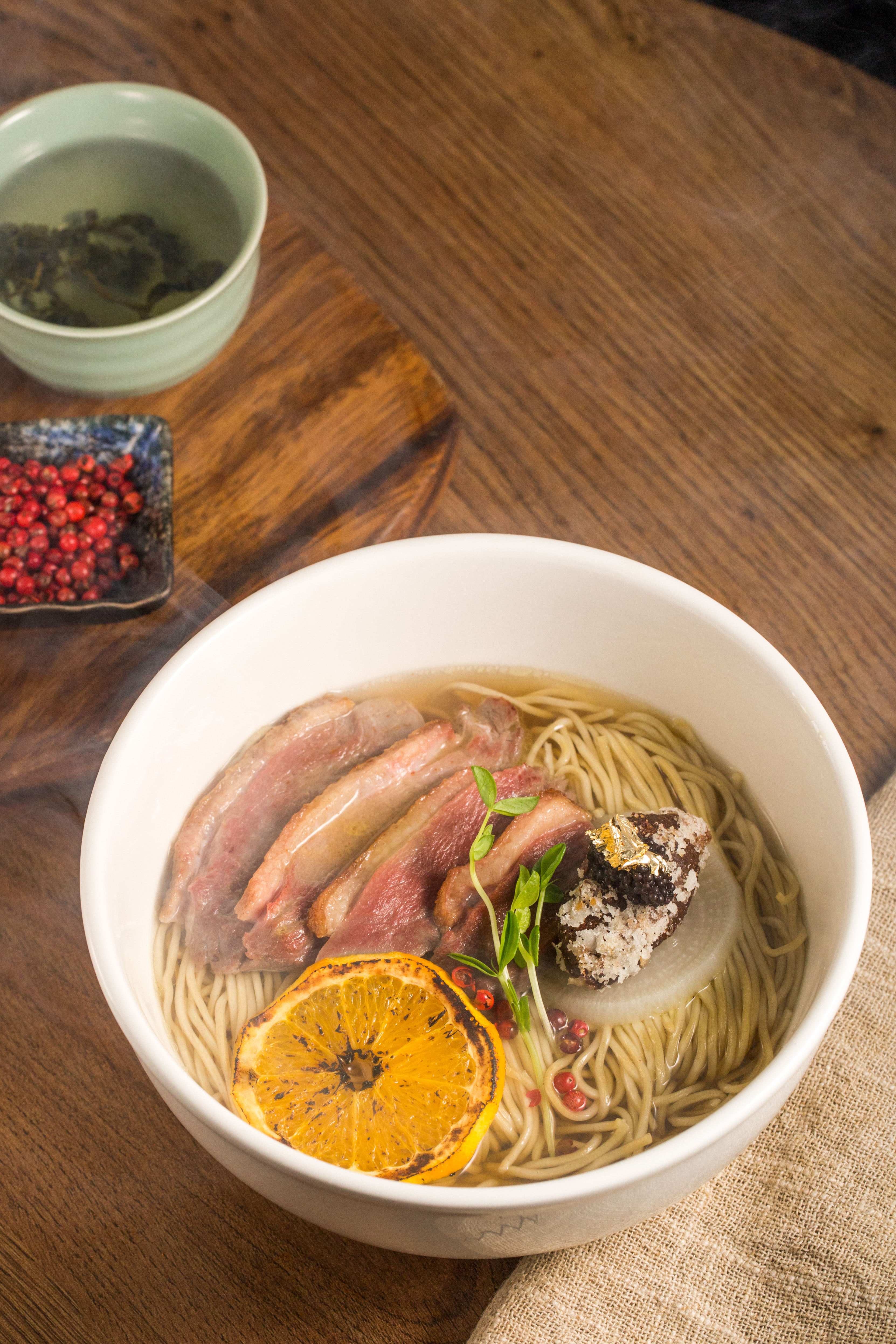最新口味「沐夏」,發想自法式香橙鴨,配料有魚子醬、炸鴨肝丸,是一碗絕對不會無聊的拉麵。(300元/碗,可加20元選擇煙燻口味。)