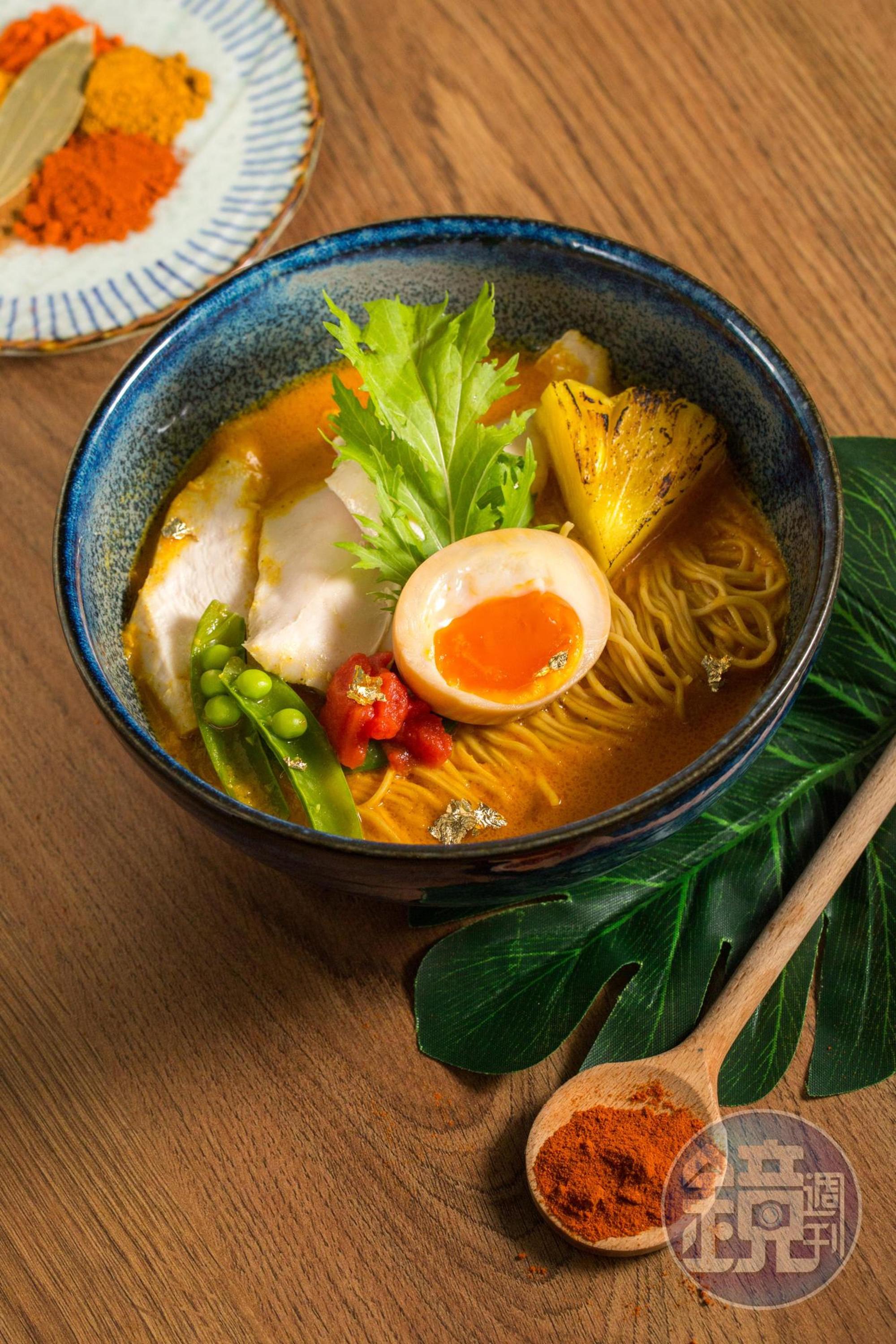 「瑪莎拉咖哩雞肉拉麵」湯汁濃稠如沾麵，搭著稍微炙烤過的鳳梨一起吃，口感大加分。（260元／碗）