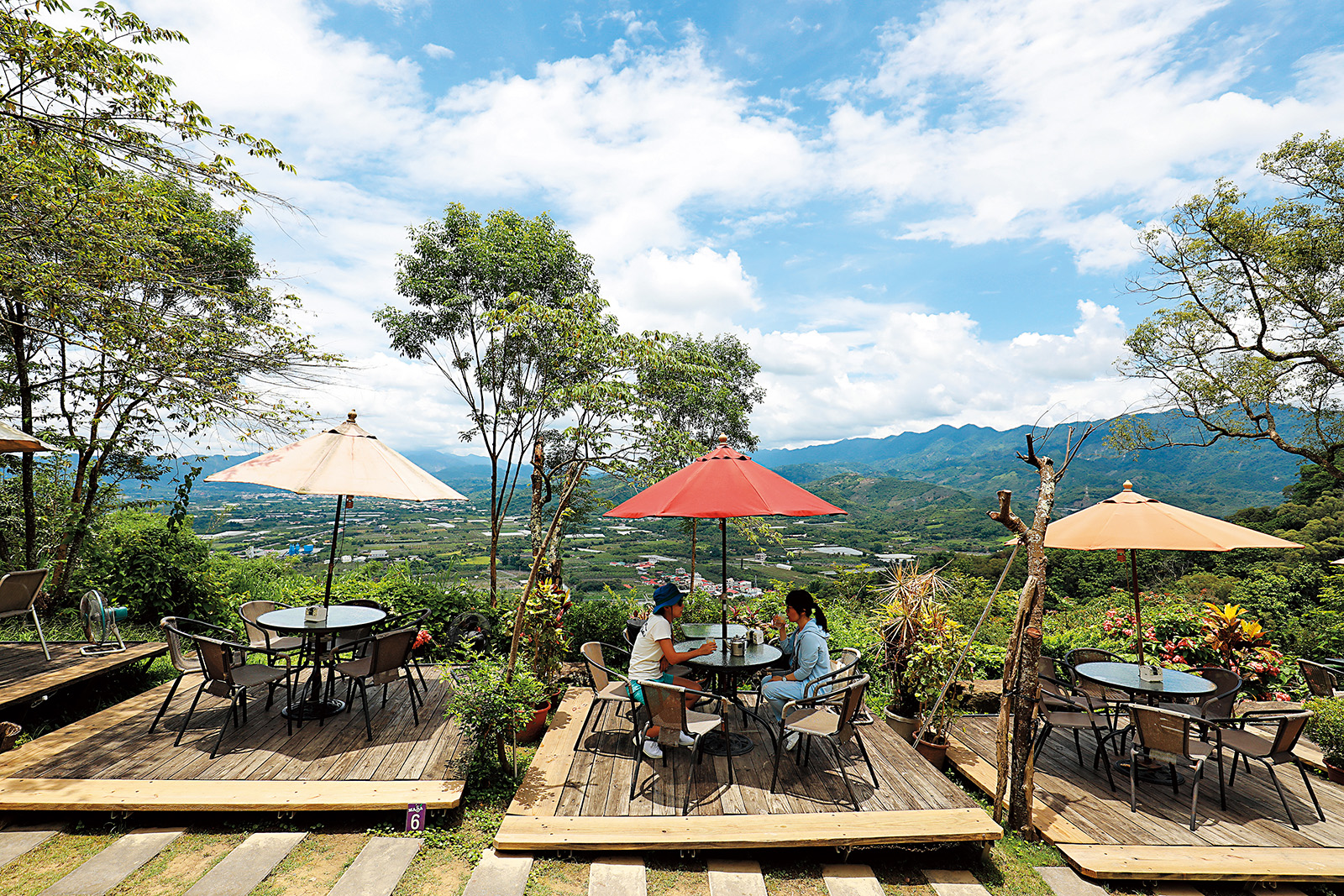 「瑪莎園」座落在虎頭山腰上，可以飽覽周圍風光。