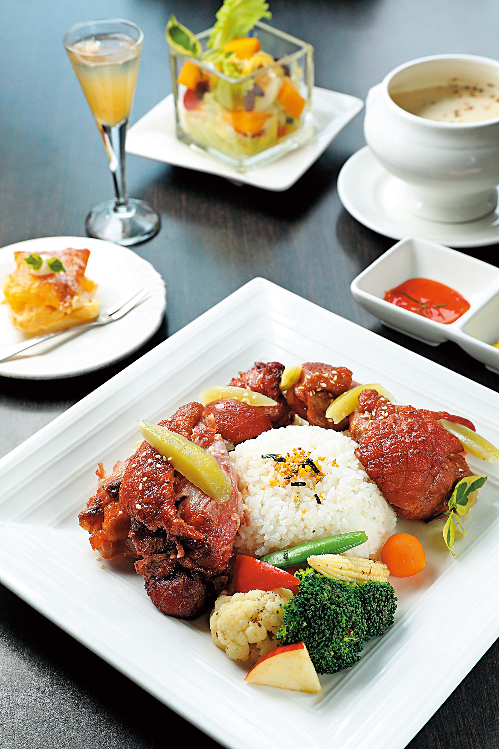 「情人果蔗香豬腳」是瑪莎園的招牌菜色。（498元／份）