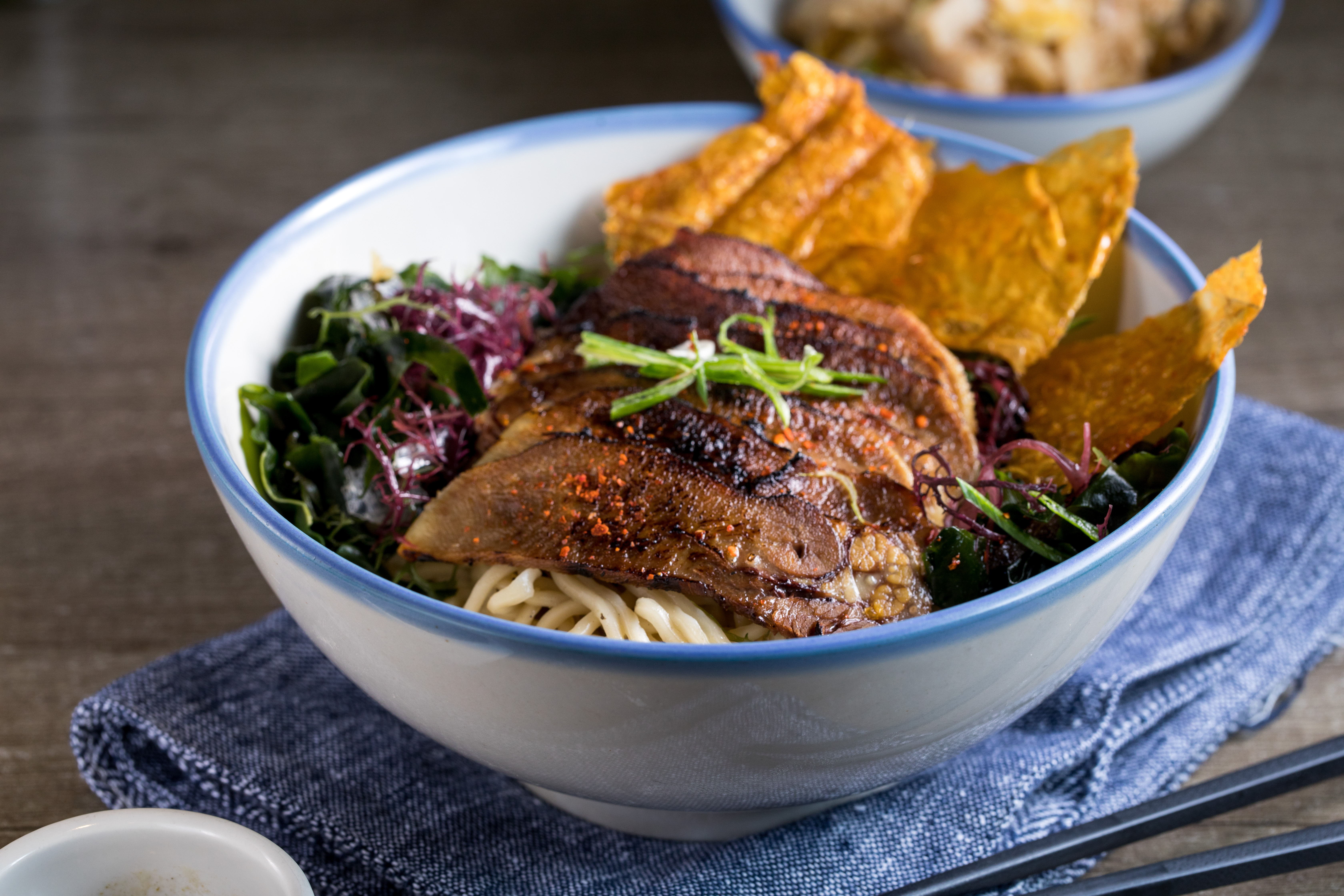 「炙燒牛舌松露醬拌麵」的配料不是用豆芽菜跑龍套，而是自炸雞皮、海藻，用松露醬拌麵，展現洋派滋味。（280元／碗）