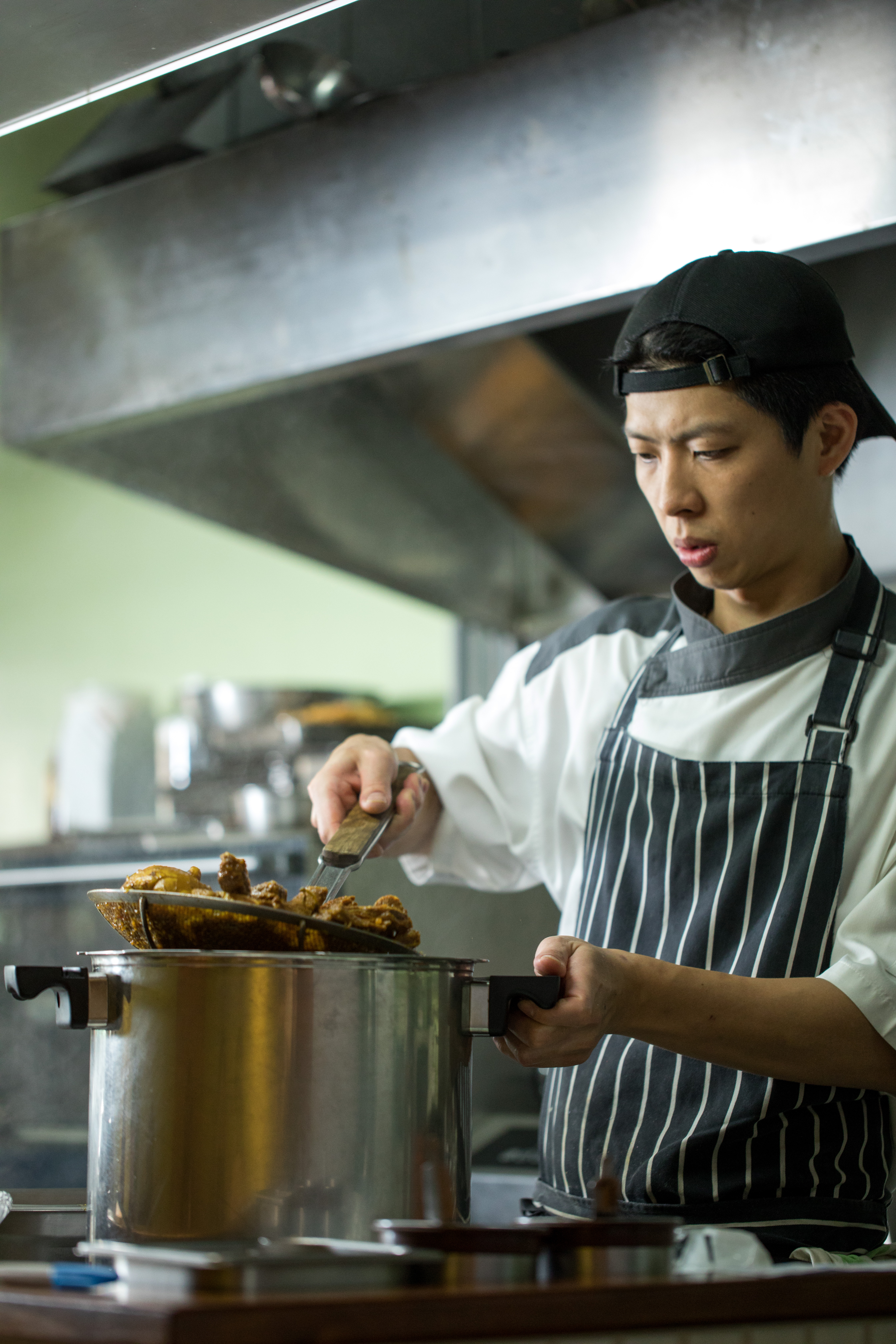老闆兼主廚周凱迪有法式料理背景，對熬製湯頭極為重視。