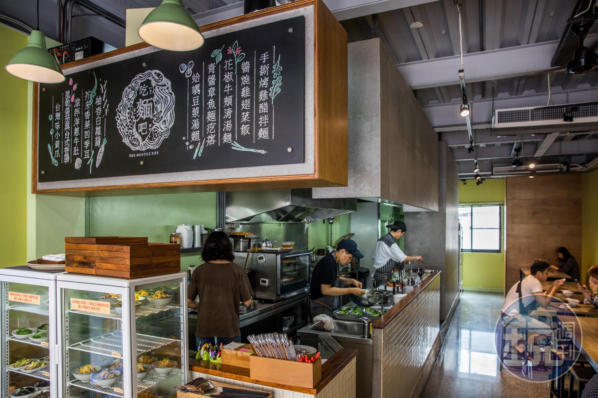 店內一分為二，開放式廚房貫穿前後，工作流程透明。