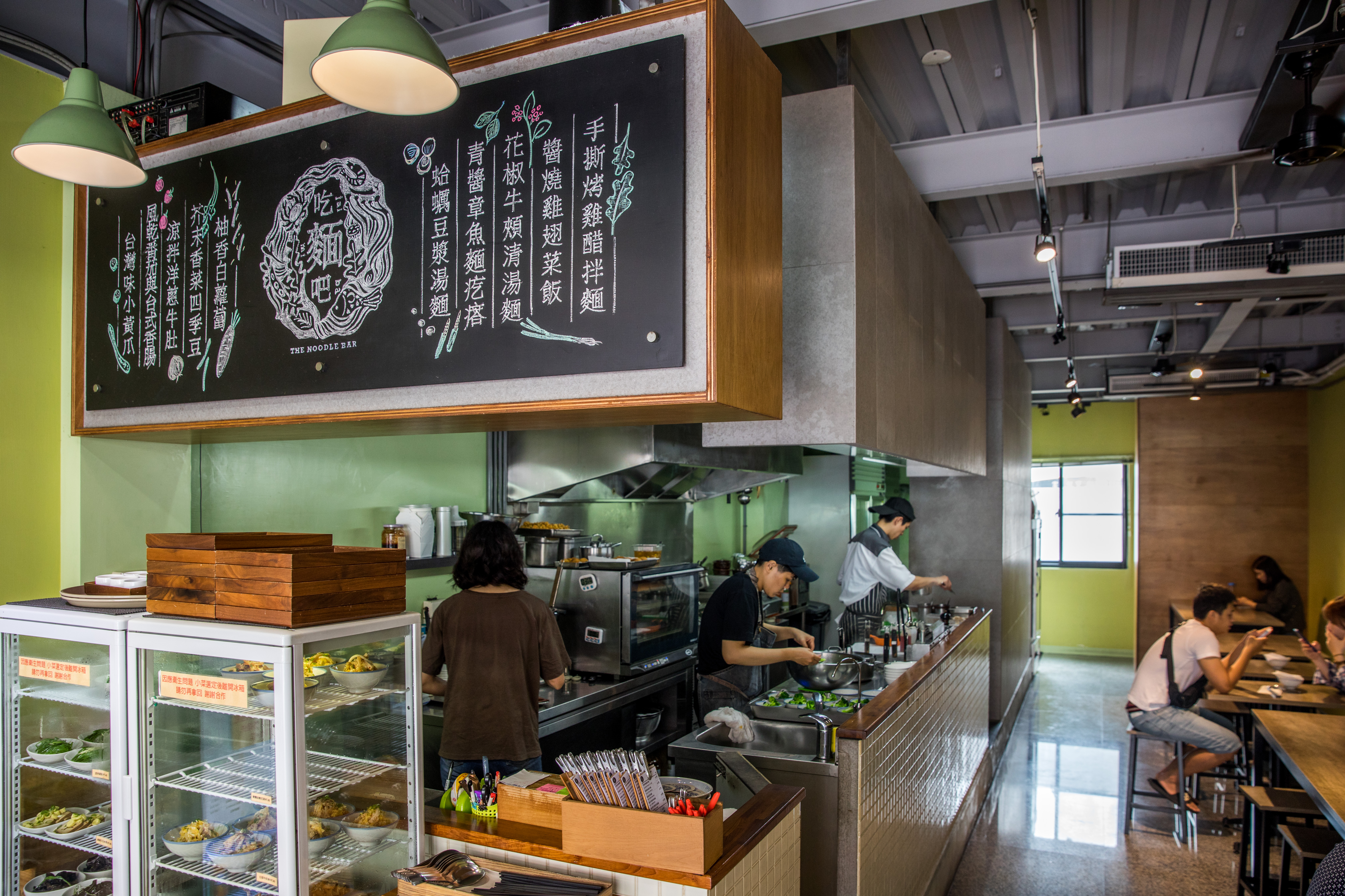 店內一分為二，開放式廚房貫穿前後，工作流程透明。