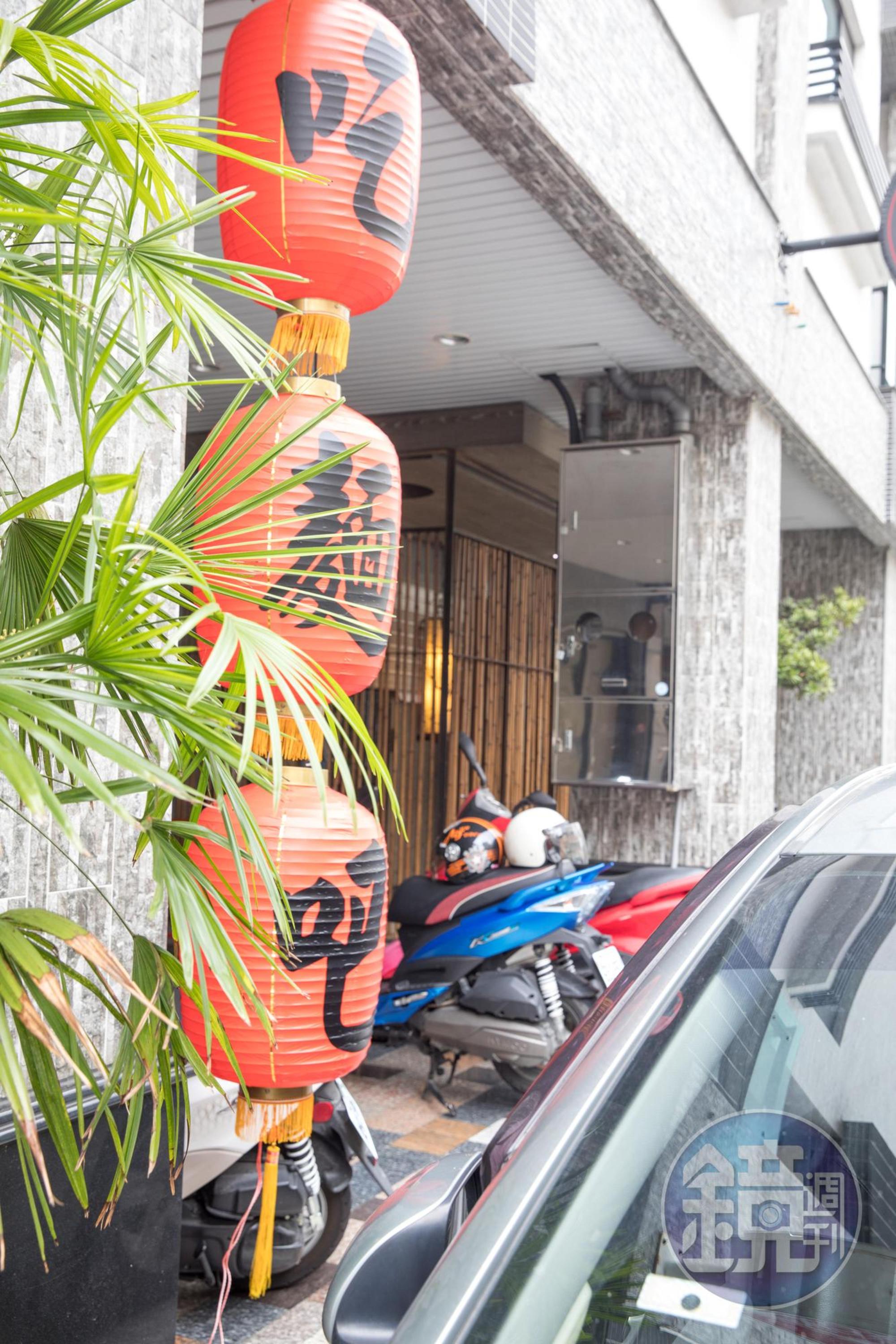 「吃麵吧」門口高掛大紅燈籠，賣的不是擔仔麵，而是蘊含西餐魂的創意麵食。