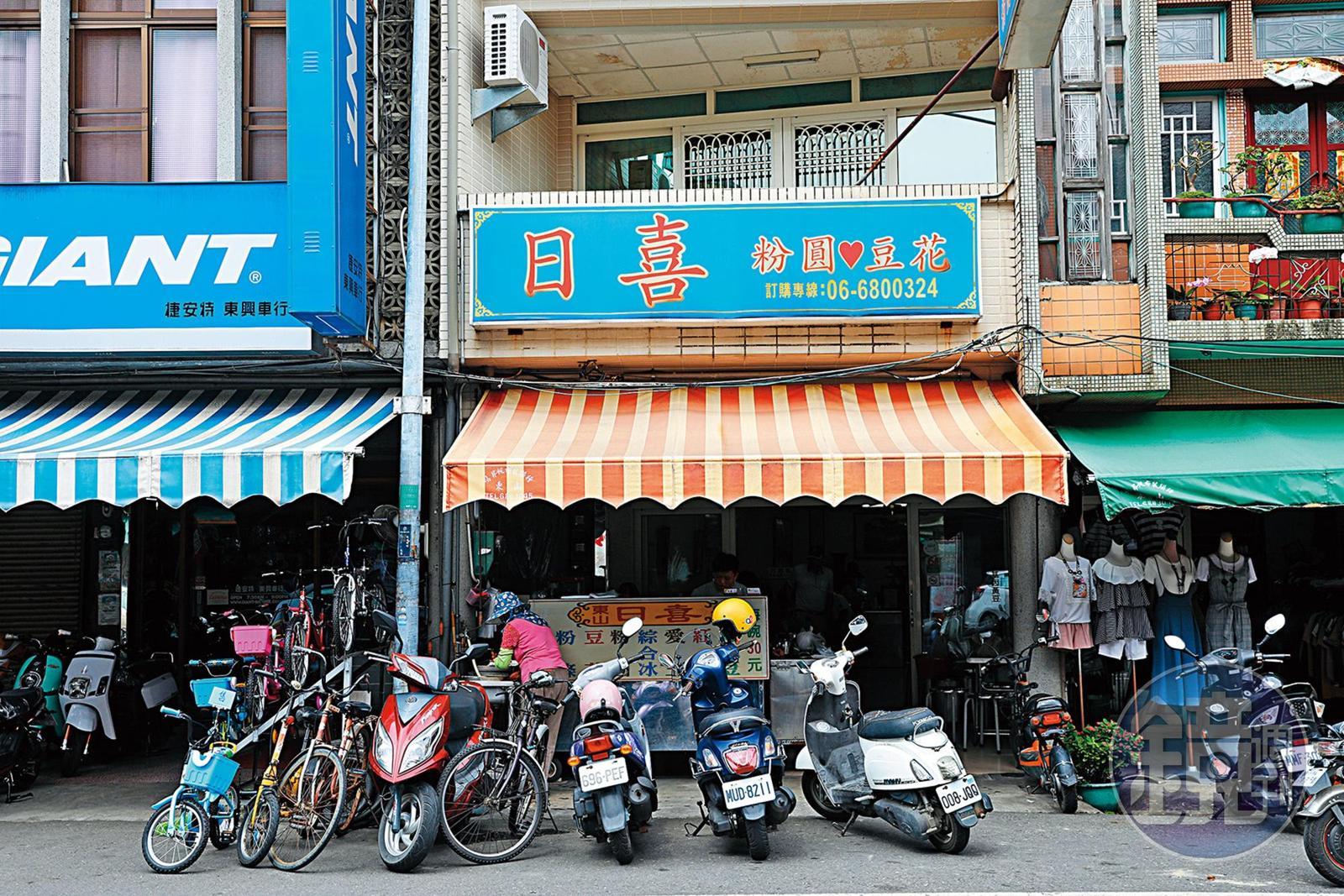 「日喜粉圓豆花」開在東山最熱鬧的中興路上。