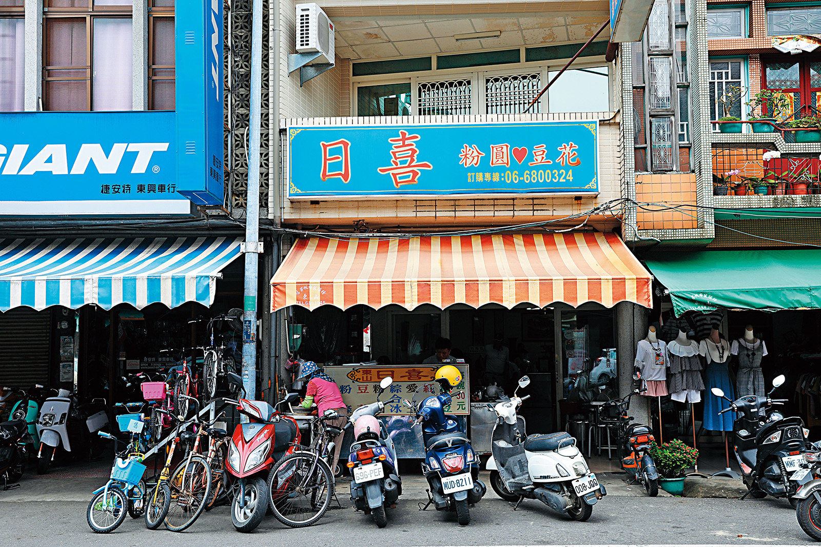 「日喜粉圓豆花」開在東山最熱鬧的中興路上。