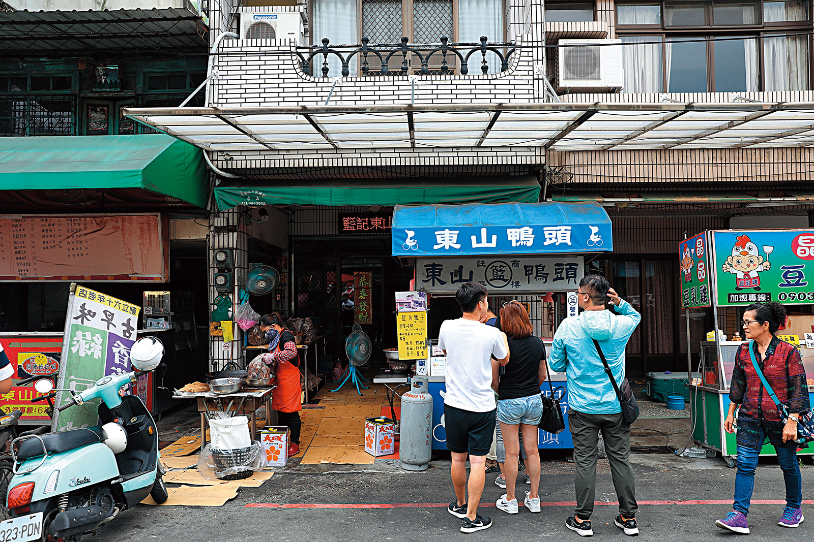 「籃記東山鴨頭」是東山最老牌的鴨頭店，深受本地人喜愛。