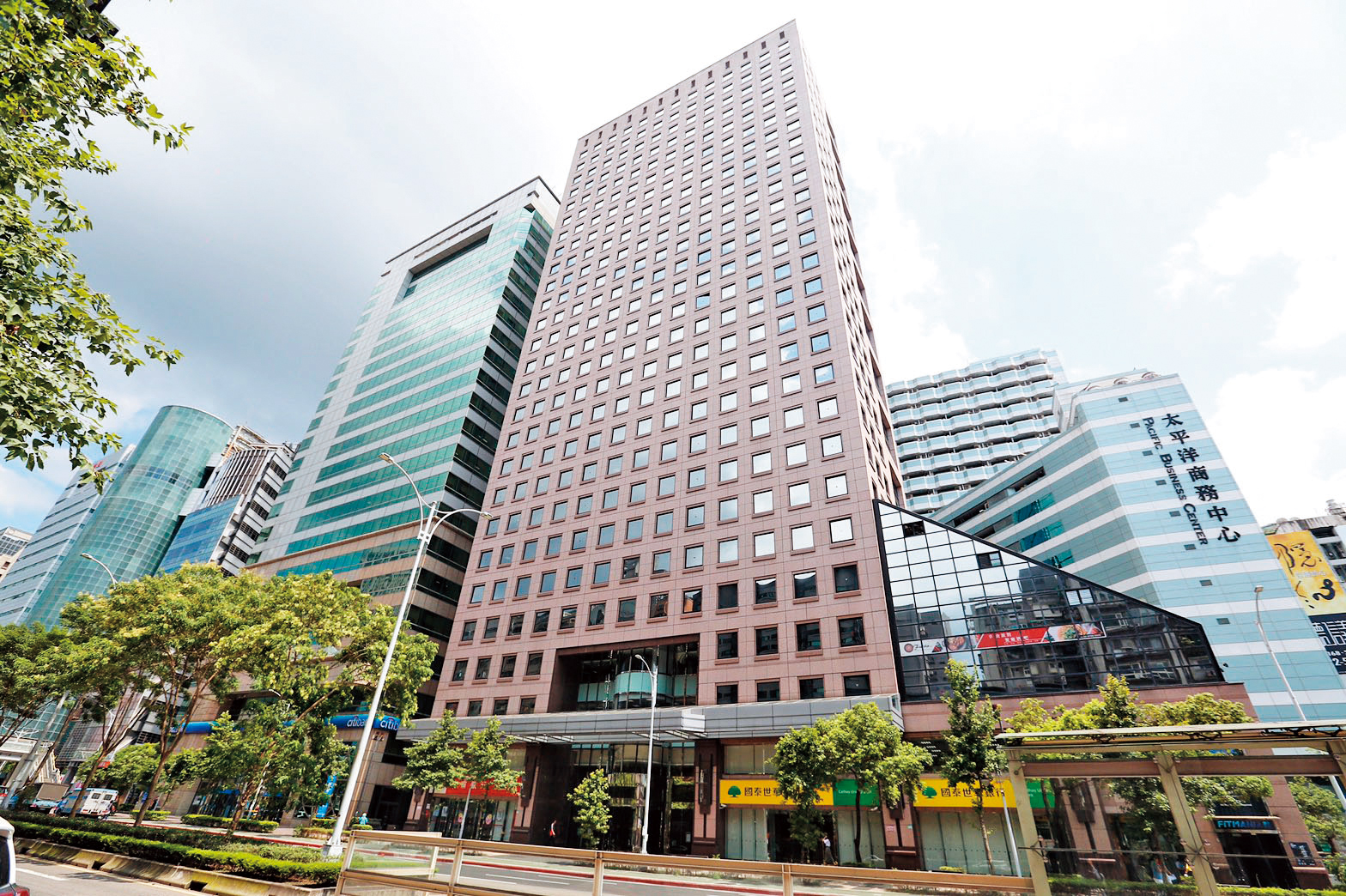 潤寅實業以虛假應收帳款向銀行詐貸66億元，潤寅總部藏身在圖中的信義區大樓中，相當低調。