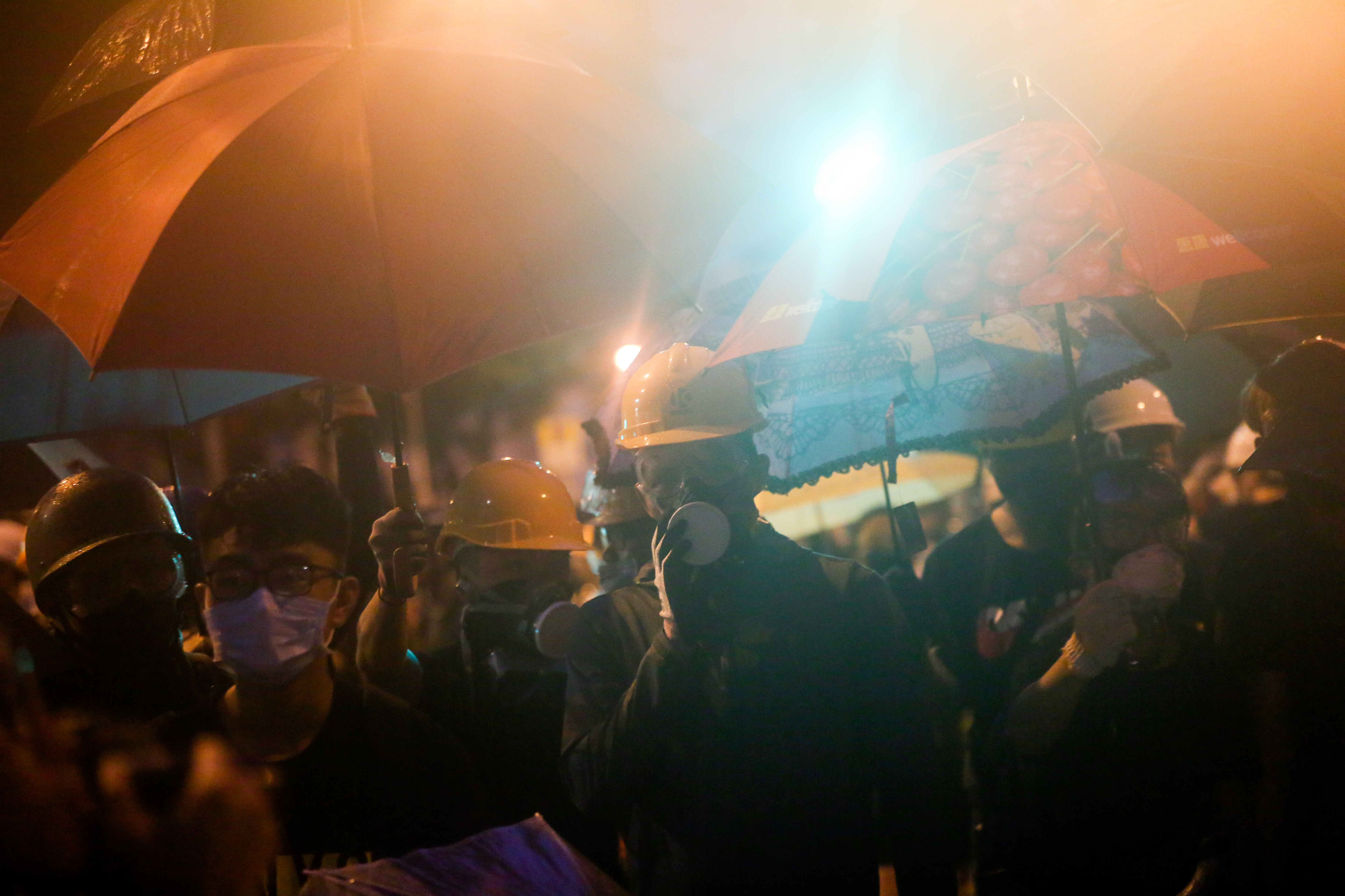 示威者徹夜守在立法會外圍區域，製造路障以防警方突襲。