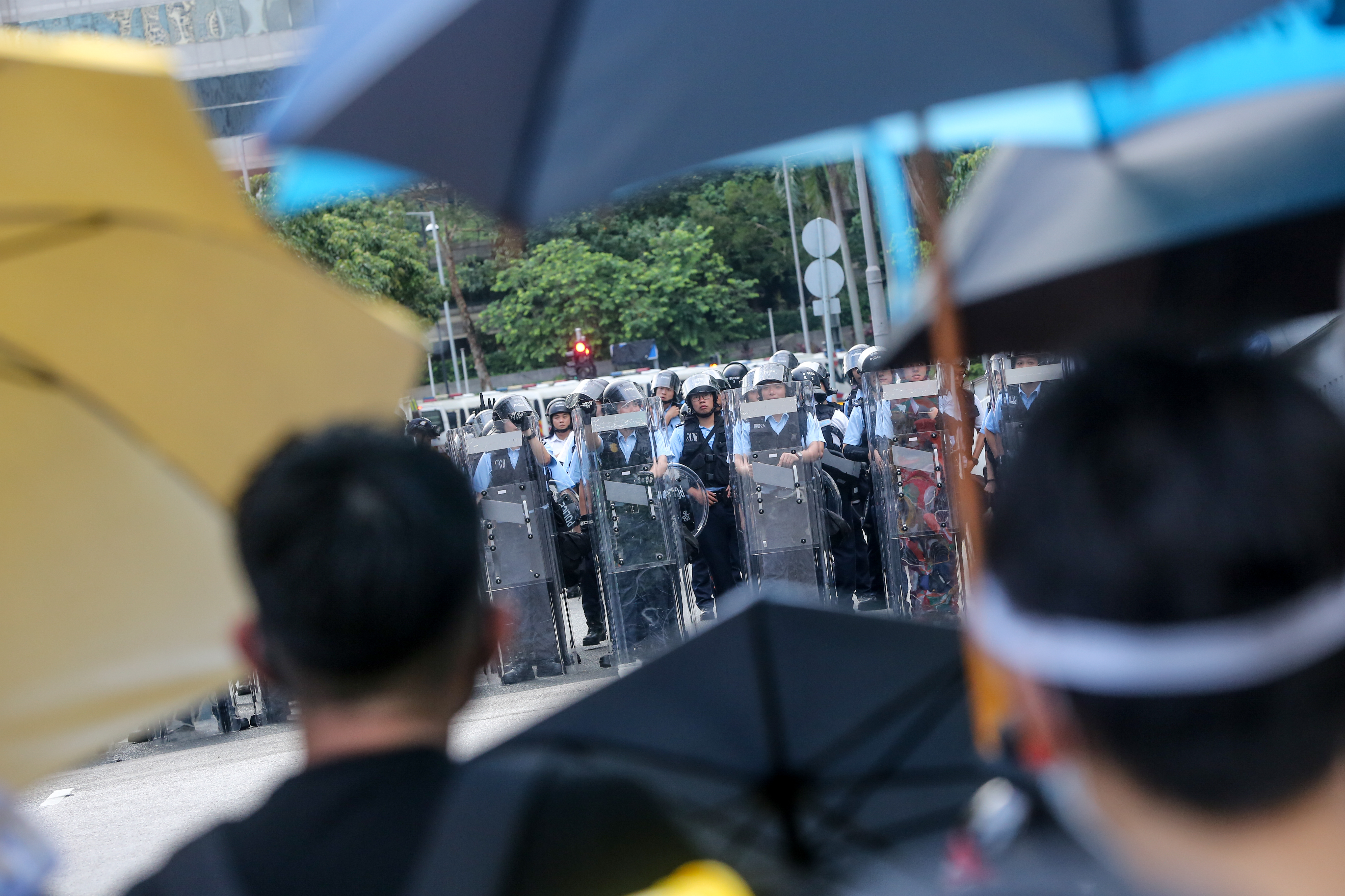 夏慤道路口警方與示威者對峙。