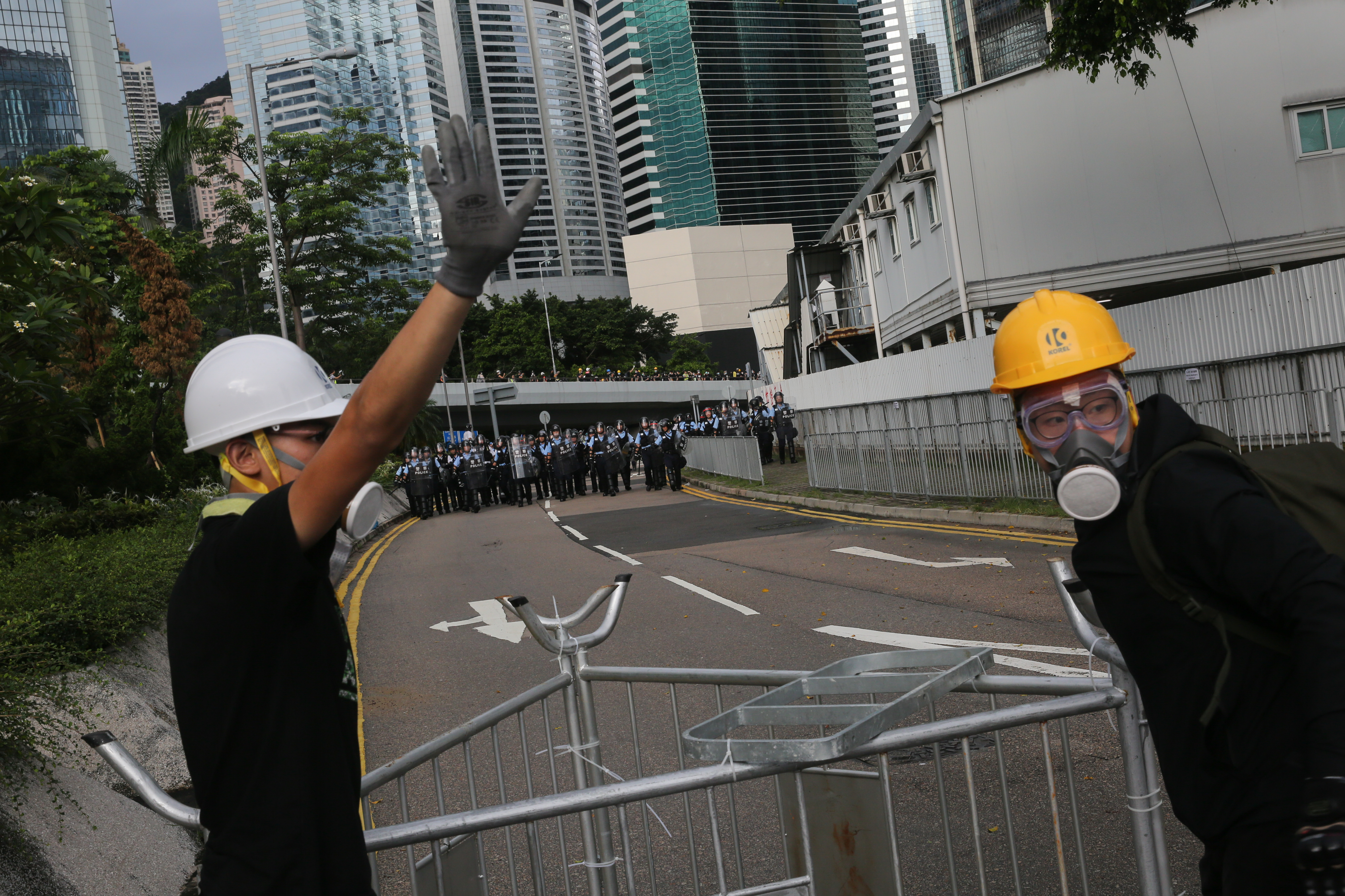 示威者準備以柵欄衝向警方。