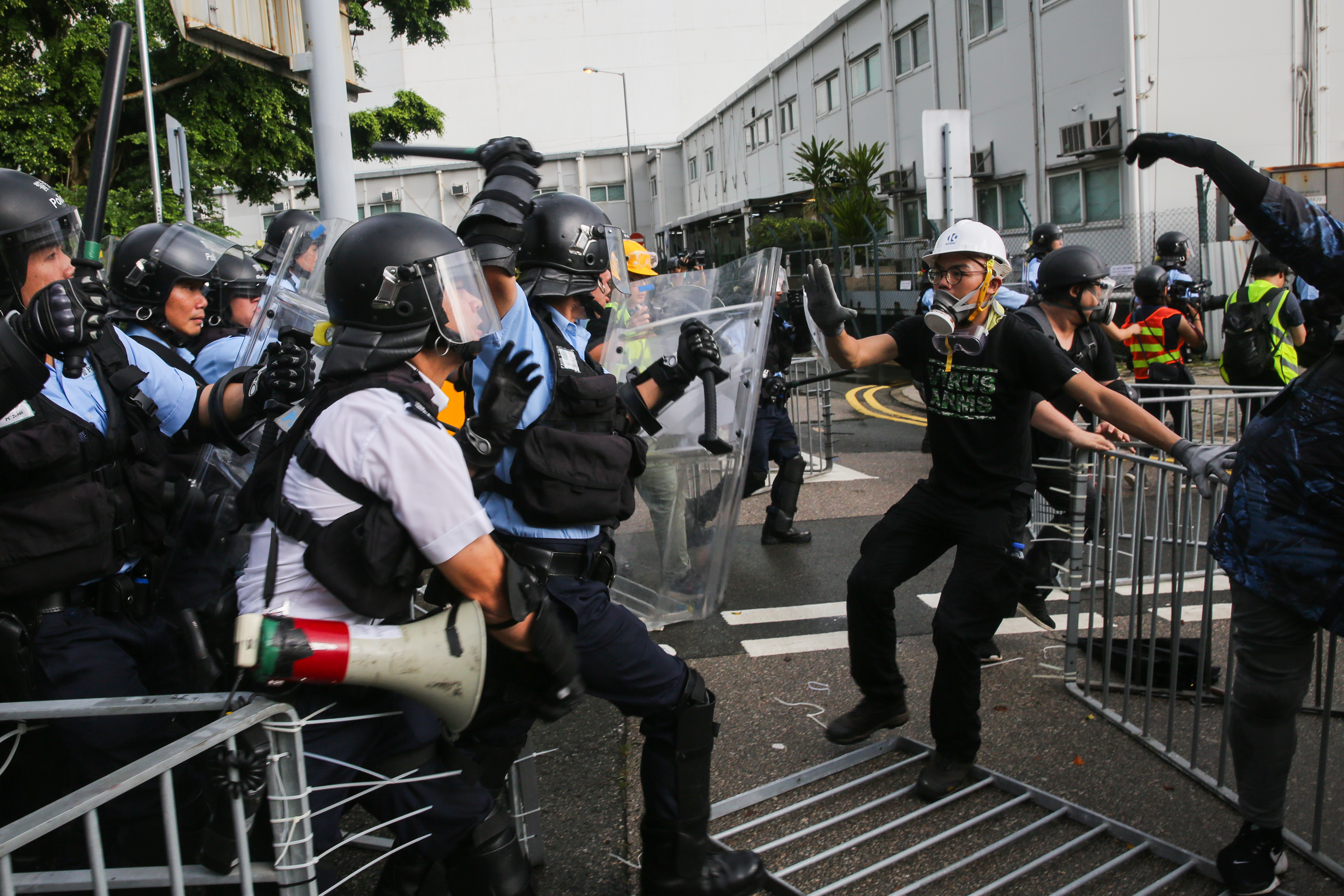 警方警告後開始以胡椒噴霧與警棍驅離民眾。