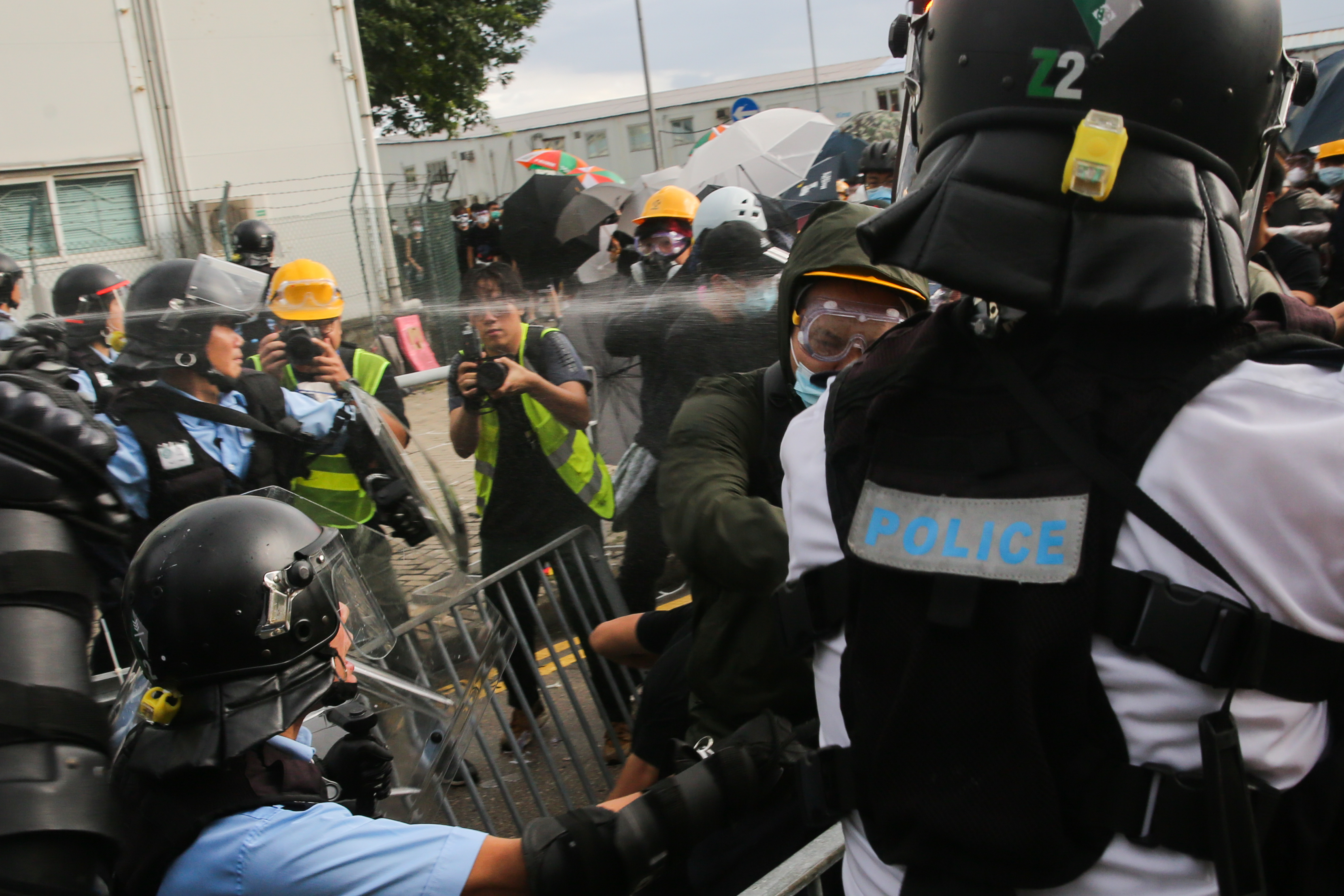 一位示威者被警方以胡椒噴霧攻擊。