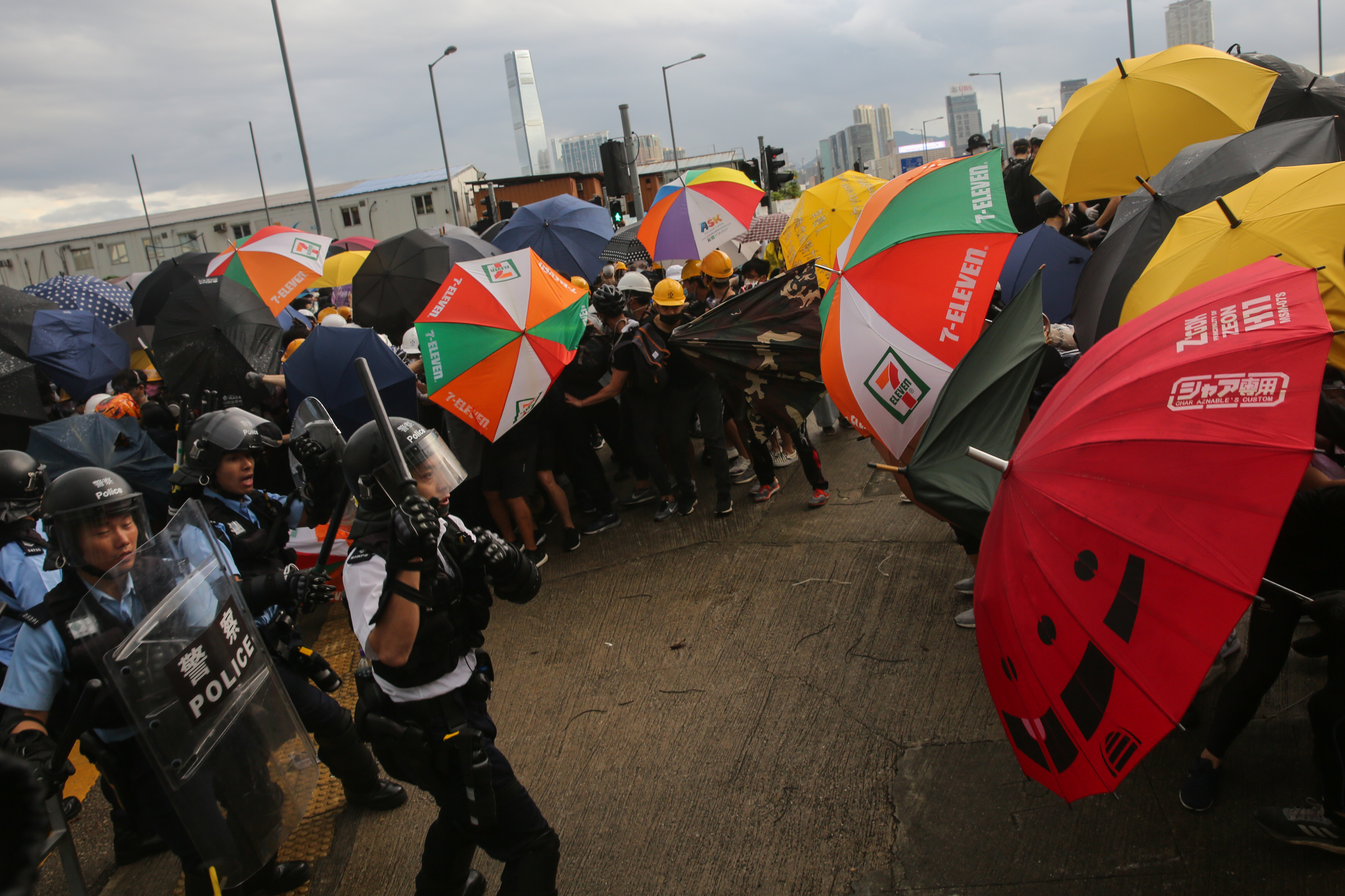現場民眾以傘阻擋警方攻擊。