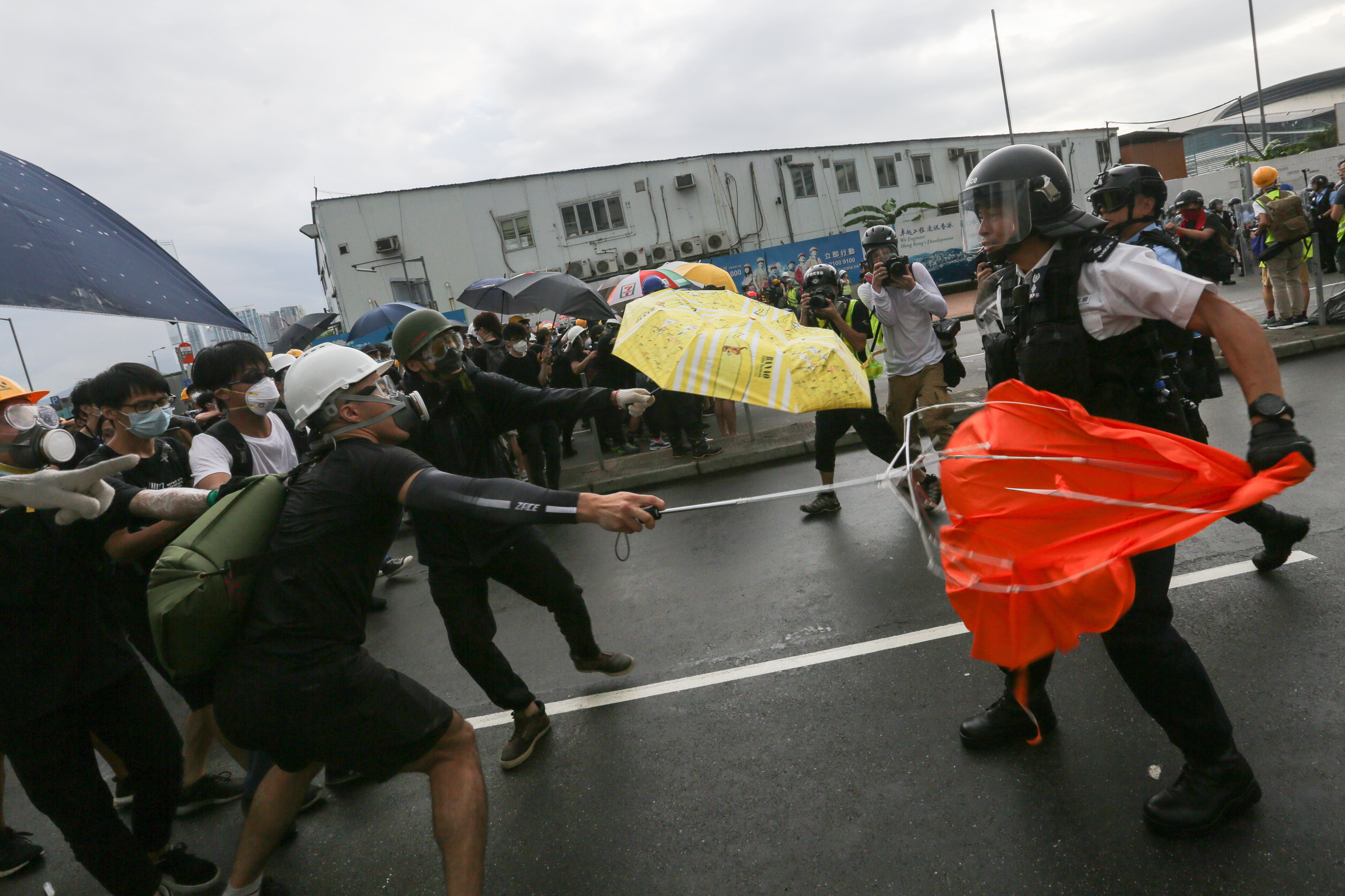 場面一片混亂，示威者不敵警方人力數度後退，有些民眾遭警棍毆打。