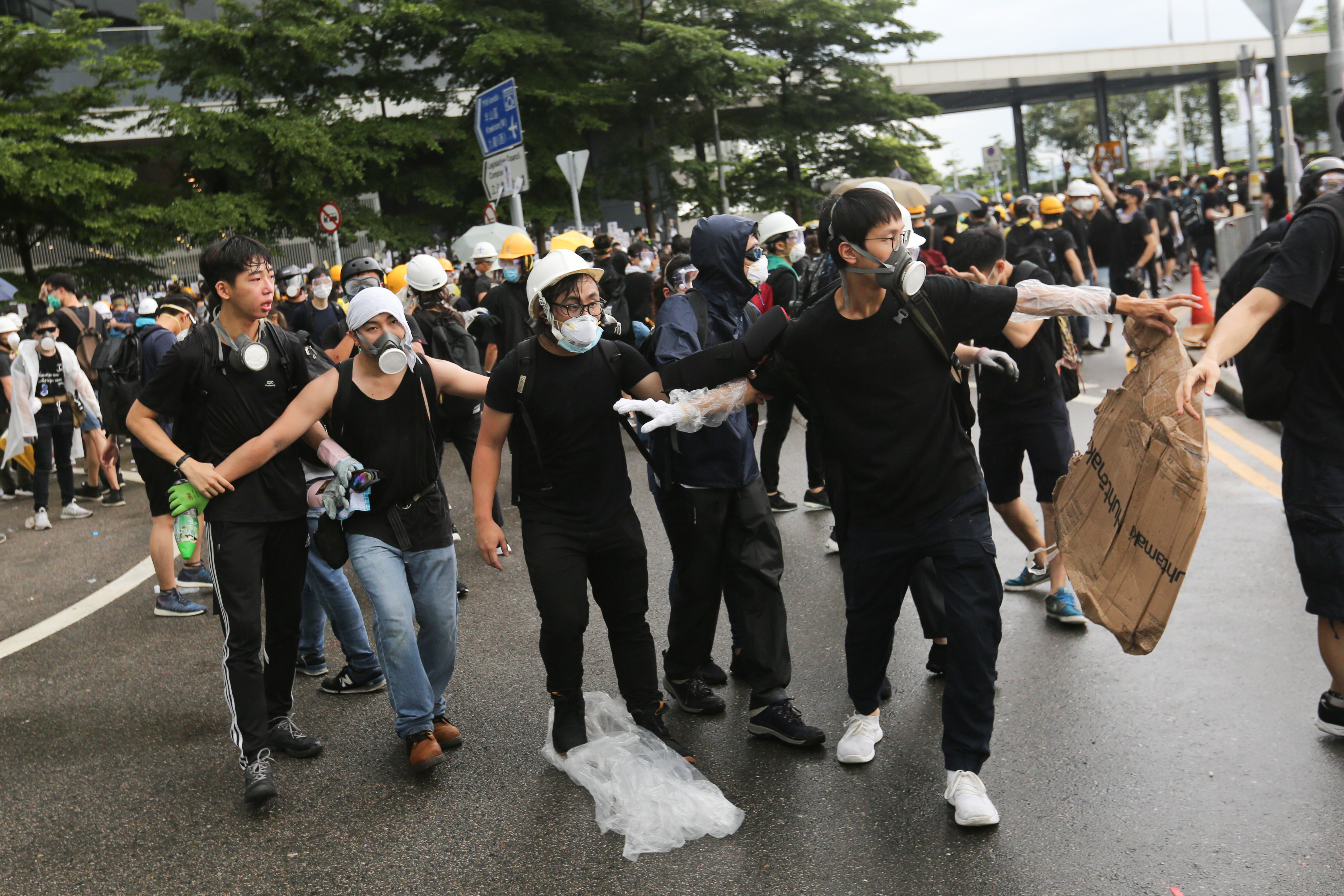 示威者撤退至立法會外圍。