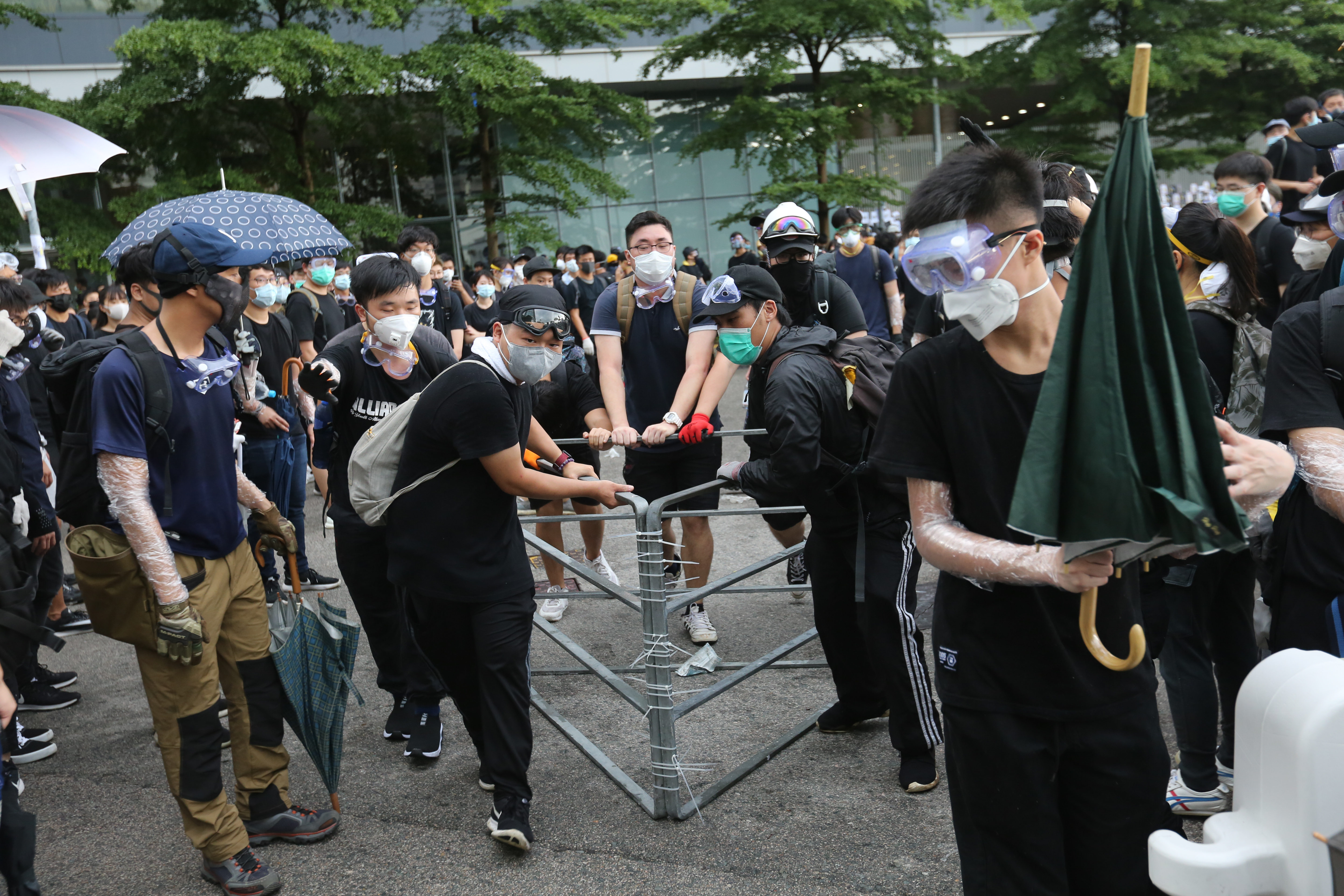 示威者將人行道柵欄製作成阻擋警方的路擋。