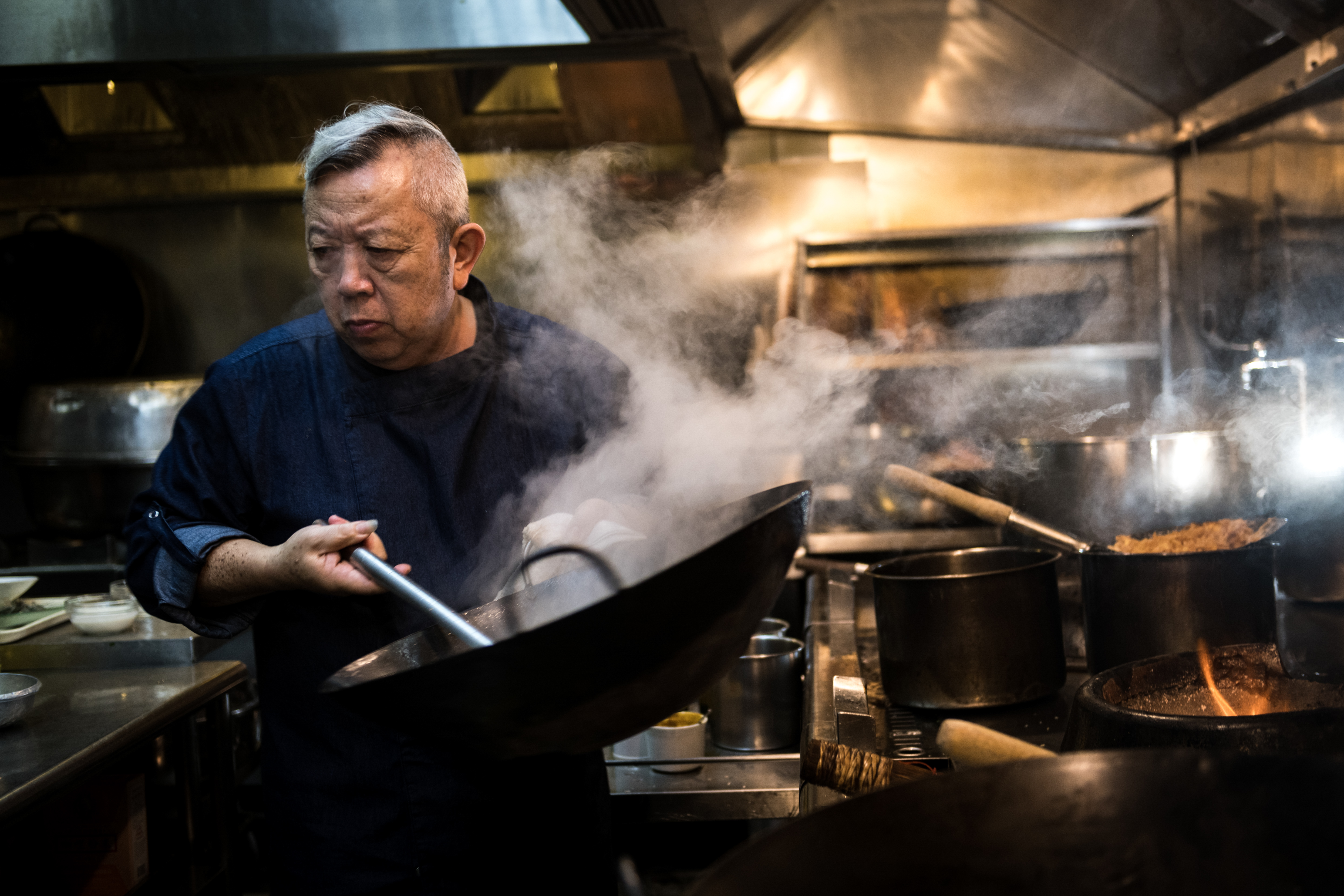 總舖師陳兆麟是傳承辦桌文化的國寶級人物，至今仍堅持親自下廚為客人作菜。