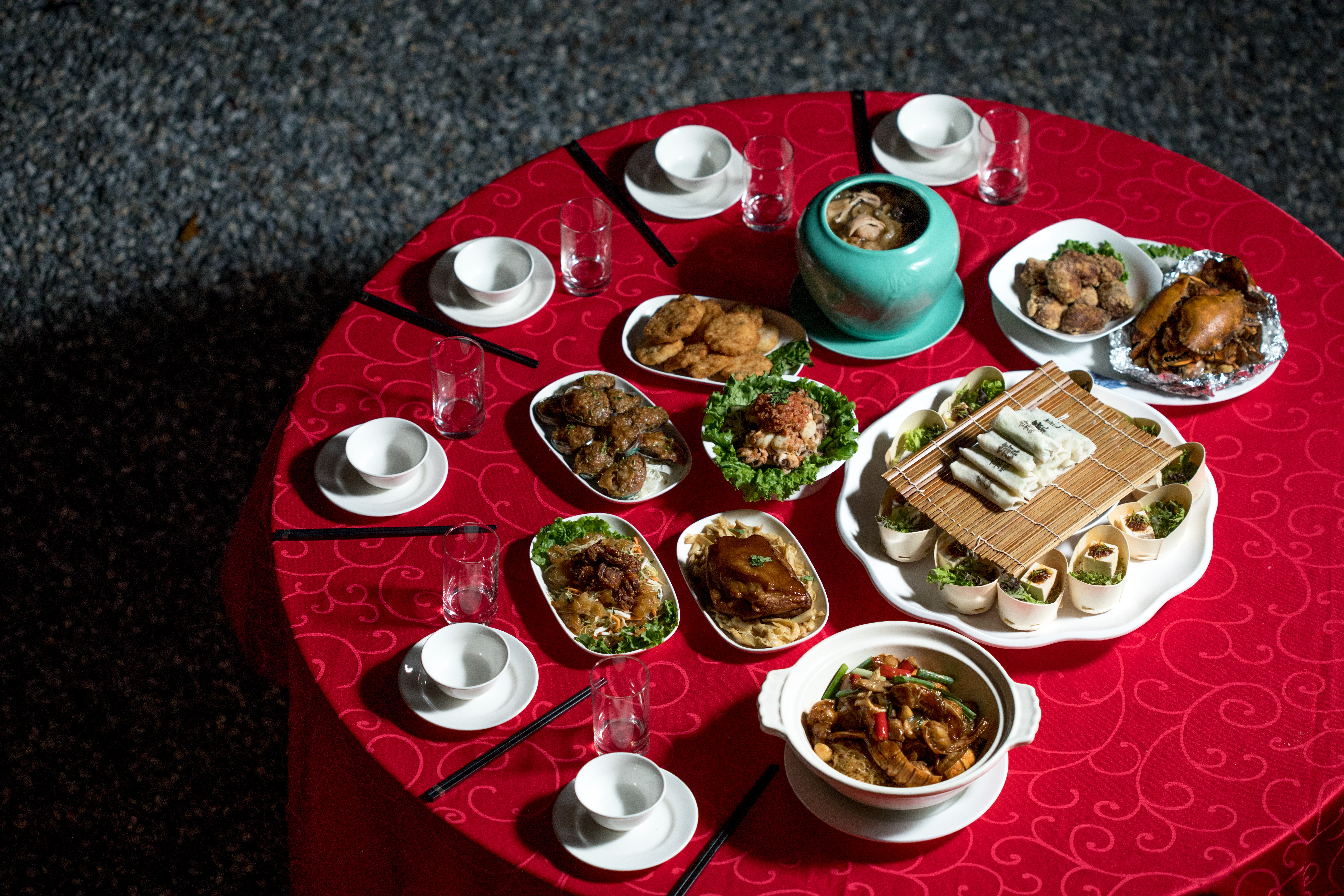 南霸天辦桌王汪義勇的辦桌菜風靡南台灣，現在有越來越多人喜歡復古的辦桌宴。