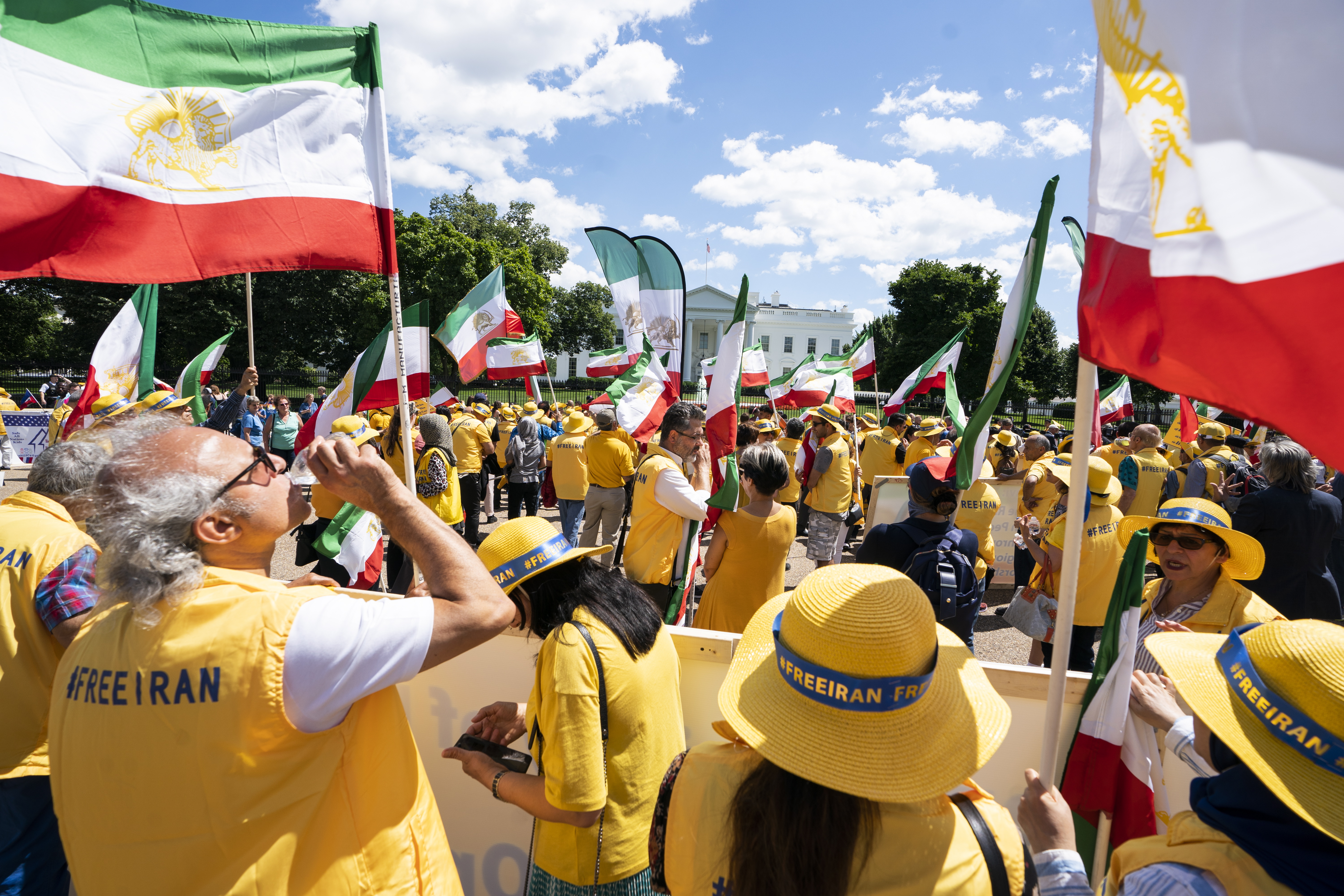 川普宣布禁止各國從伊朗進口石油後，伊朗民眾到美國大使館抗議。（東方IC）