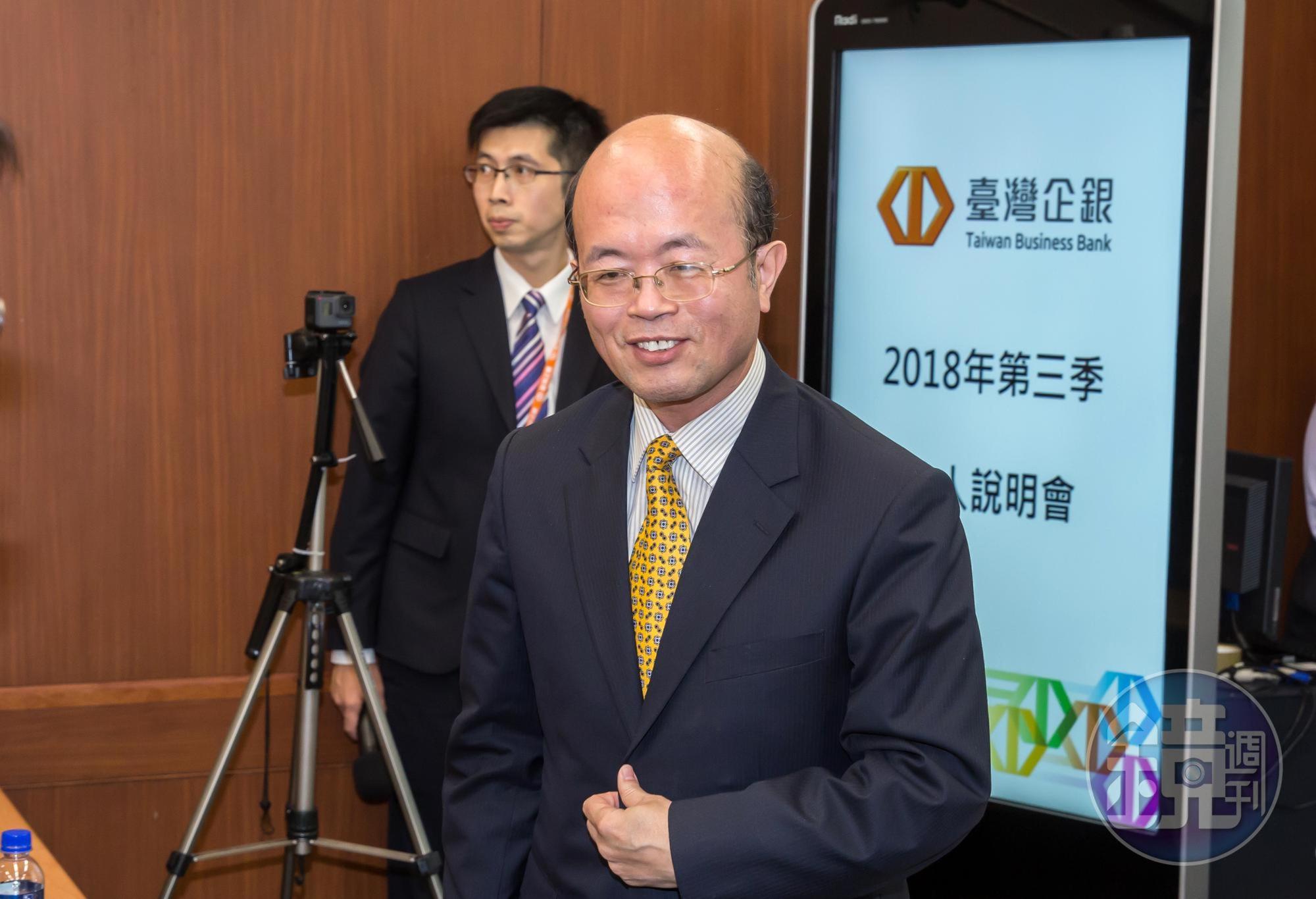 台企銀和潤寅從2002年就開始往來，2006年以後借貸金額逐漸擴大，目前與潤寅往來金額多達12億元，圖中面對鏡頭者為台企銀董事長黃博怡。