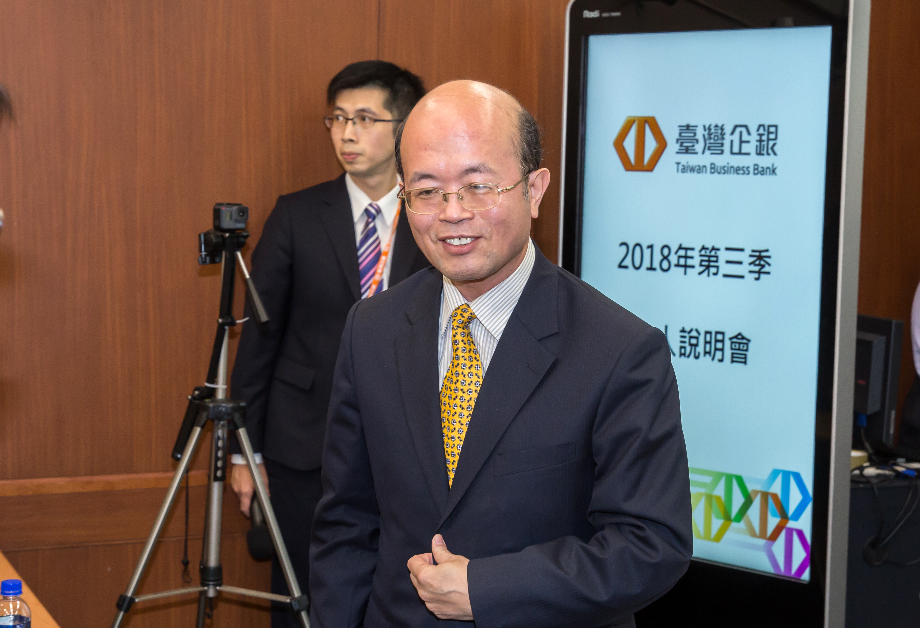 台企銀和潤寅從2002年就開始往來，2006年以後借貸金額逐漸擴大，目前與潤寅往來金額多達12億元，圖中面對鏡頭者為台企銀董事長黃博怡。