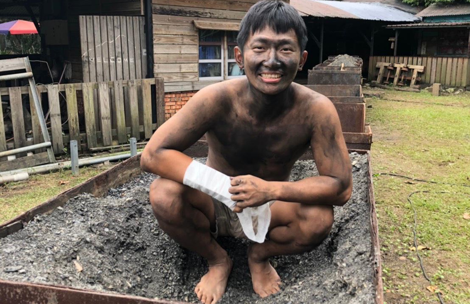 蔡昌憲飾演礦工，連耳朵內都塗黑。（公視台語台提供）