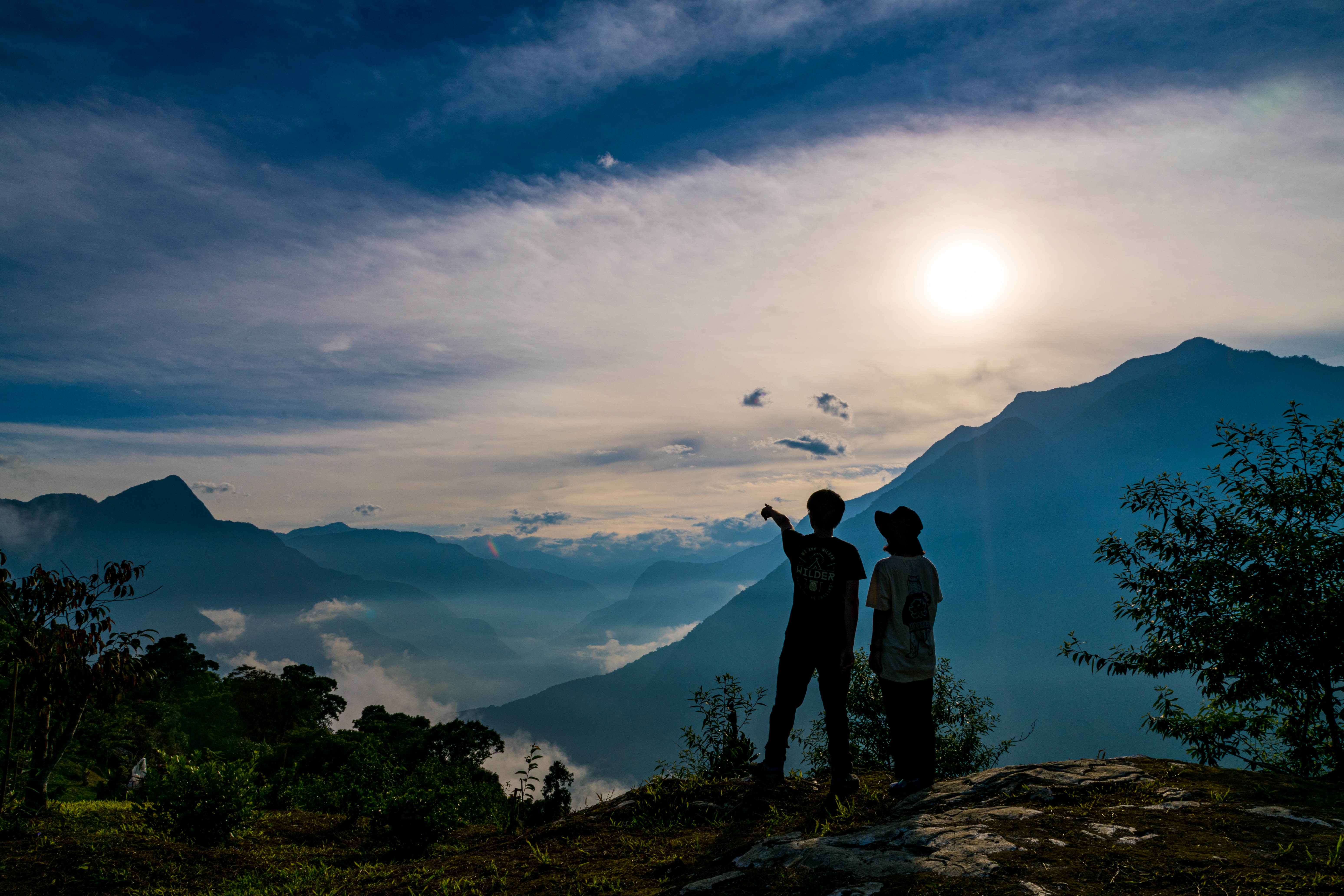 前方就是落日夕陽，山巒疊起，一幅人間仙境的美畫。
