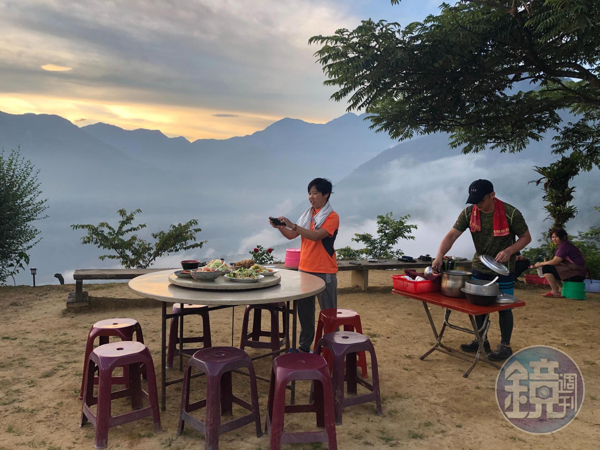 山景為伴的一餐，此景只有山上有。