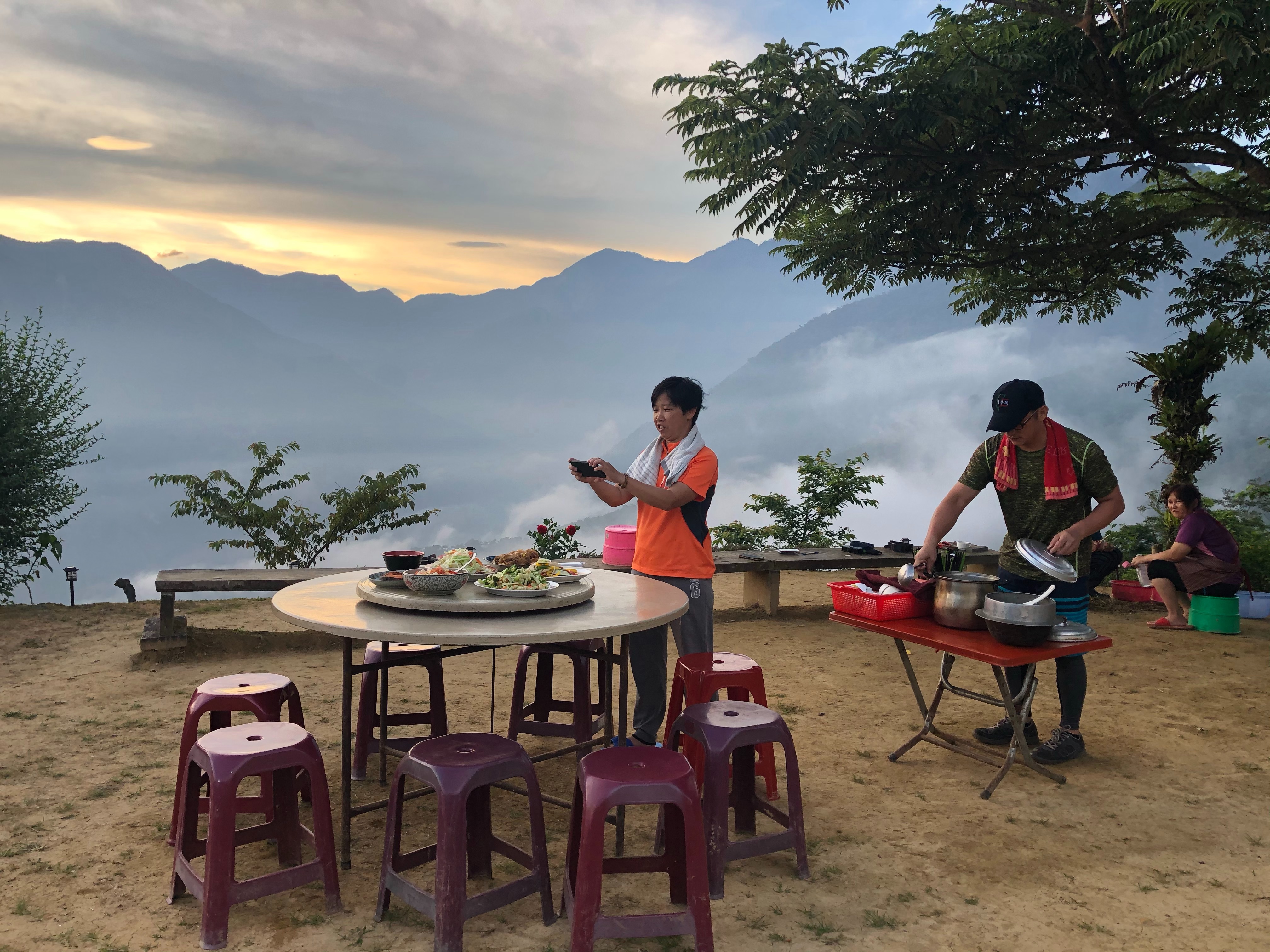 山景為伴的一餐，此景只有山上有。