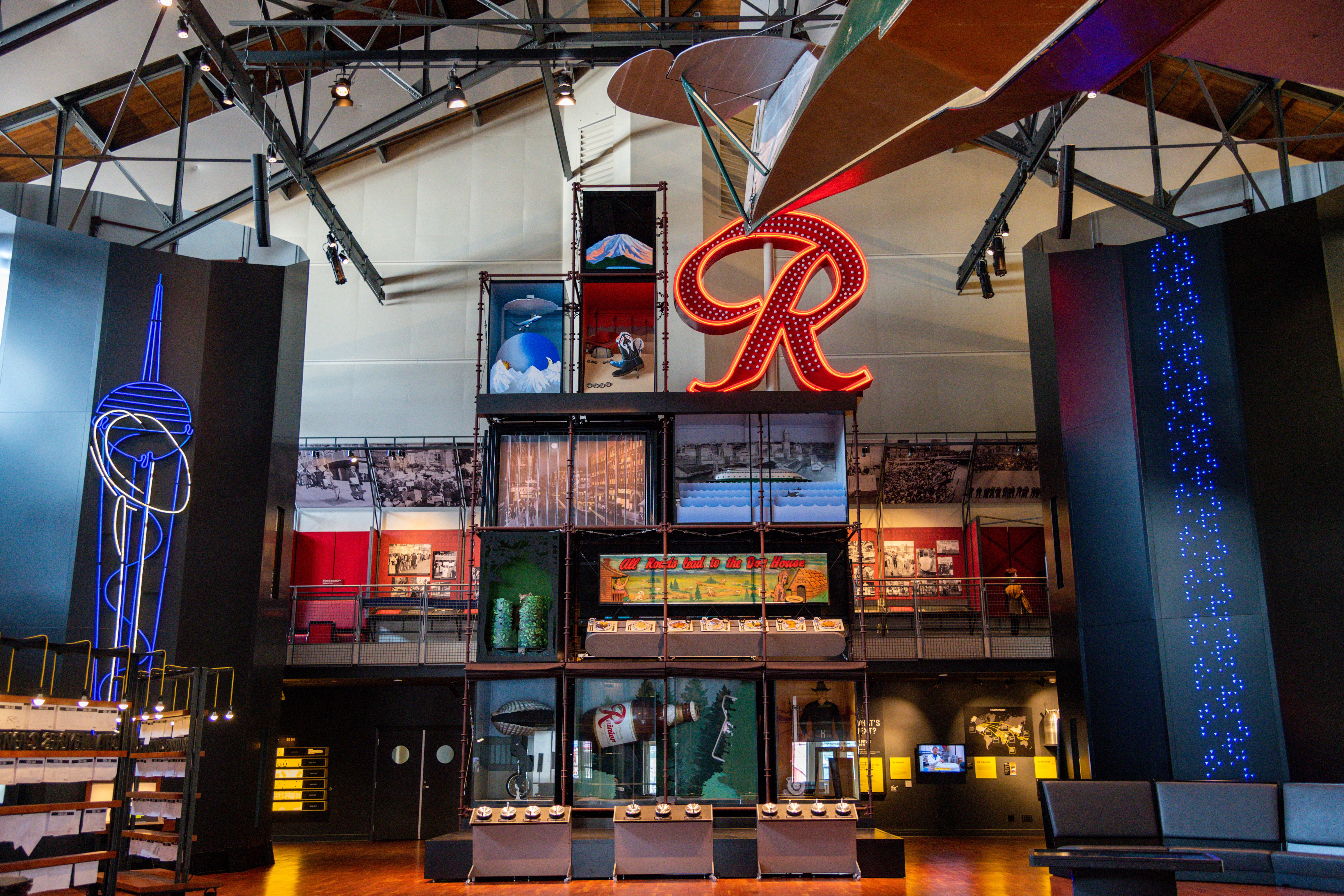 MOHAI的展廳樸實卻很有親切感，大廳擺上各種西雅圖意象，好玩也好看。