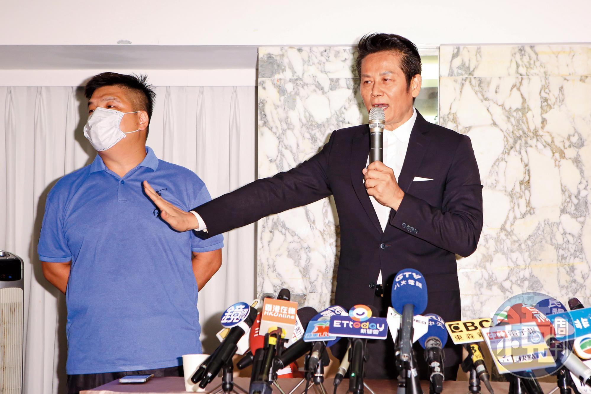 徐乃麟(右)5月時為假賣屋真詐財的爆料召開記者會澄清,卻遇到爆料人親自現身鬧場。