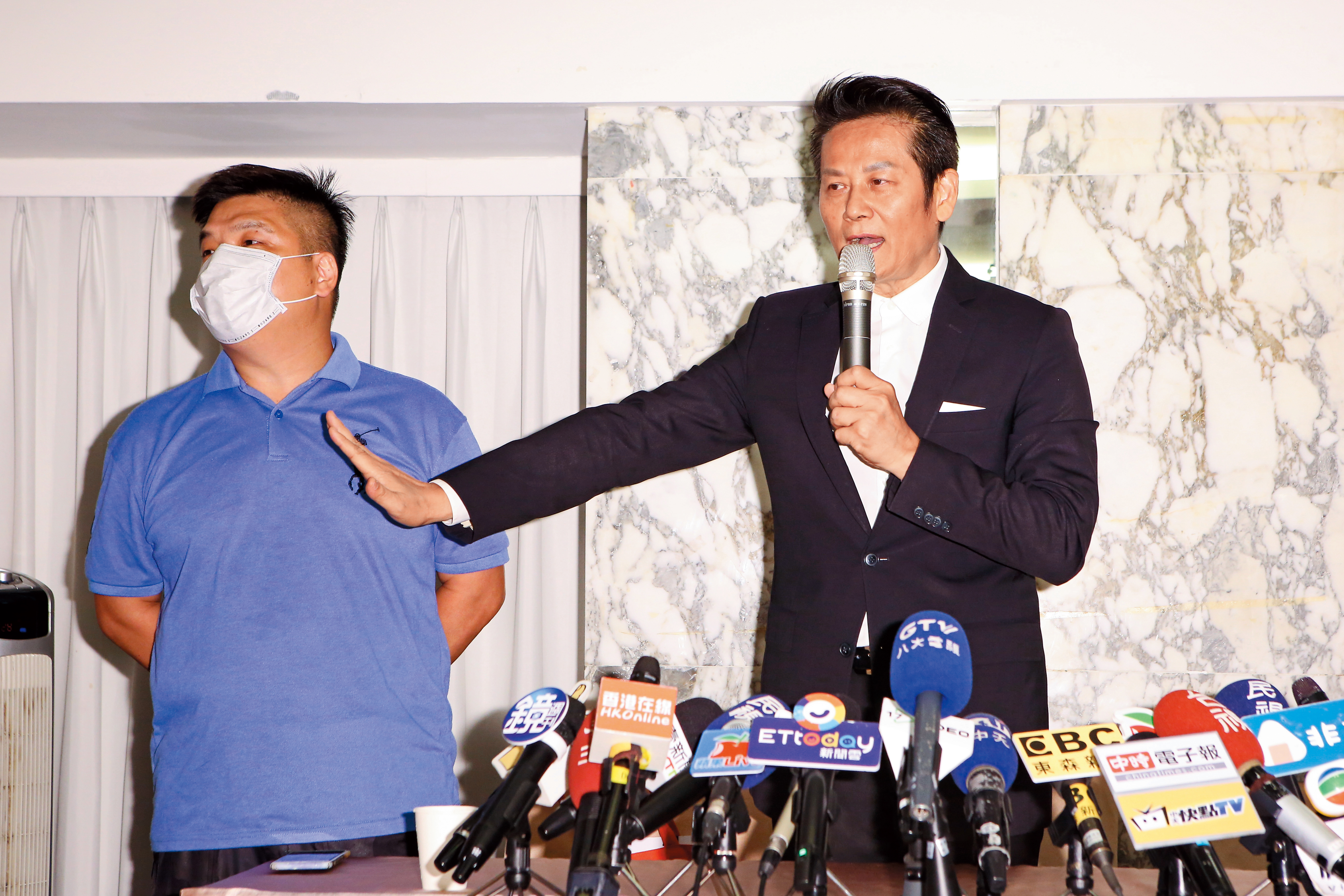 徐乃麟（右）5月時為假賣屋真詐財的爆料召開記者會澄清，卻遇到爆料人親自現身鬧場。